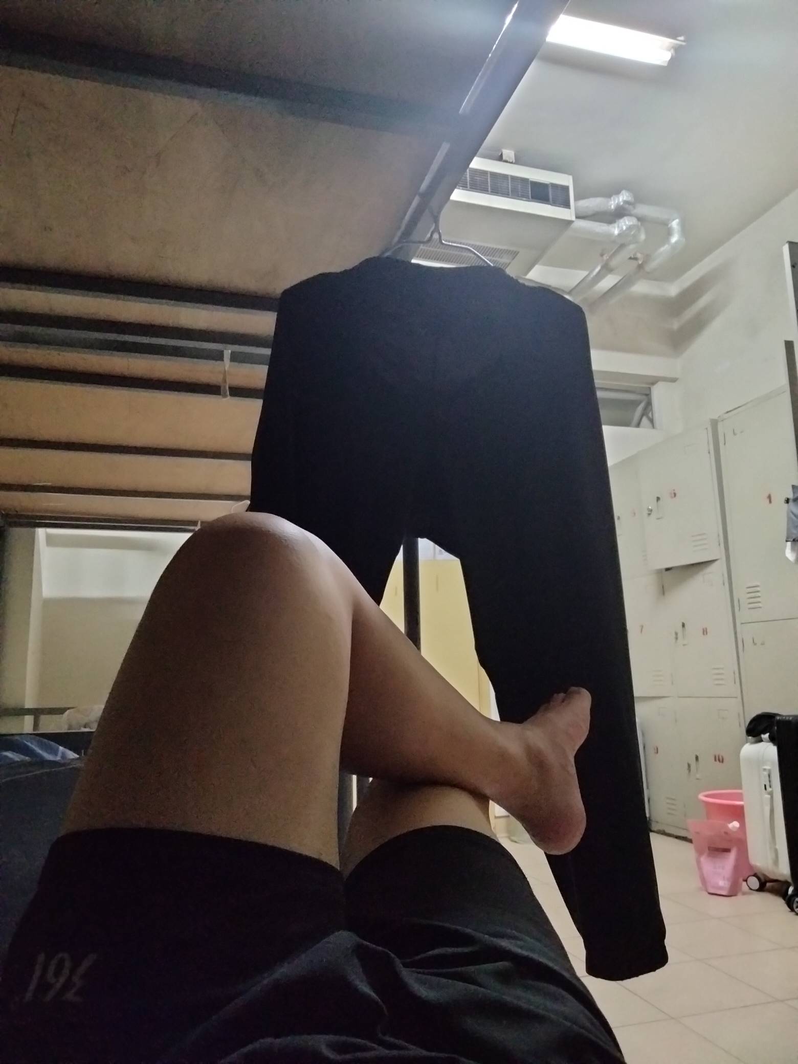 下班回来宿舍躺着真舒服，每天打螺丝赚252毛，羊毛都懒得看了，刷刷抖音一会，直接一79 / 作者:君子之交淡如水 / 