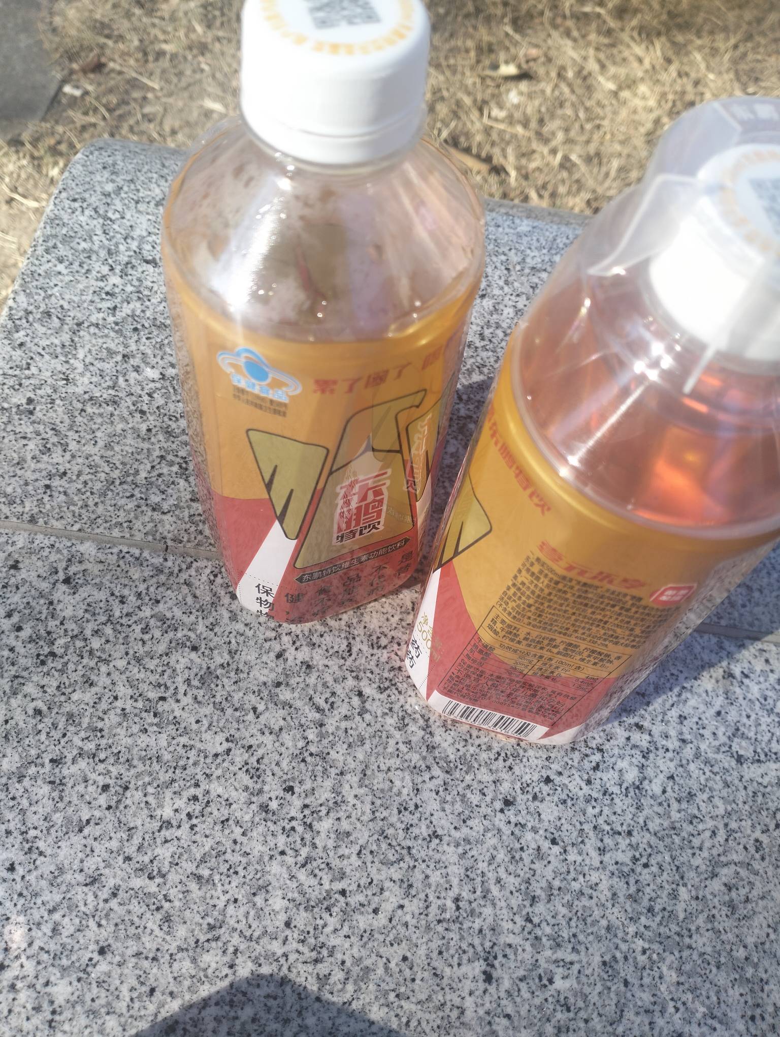 太阳出来了，躺在公园终于不送瑟瑟发抖，水有点凉，晒晒加热了喝吧

19 / 作者:尛•牛•氓 / 