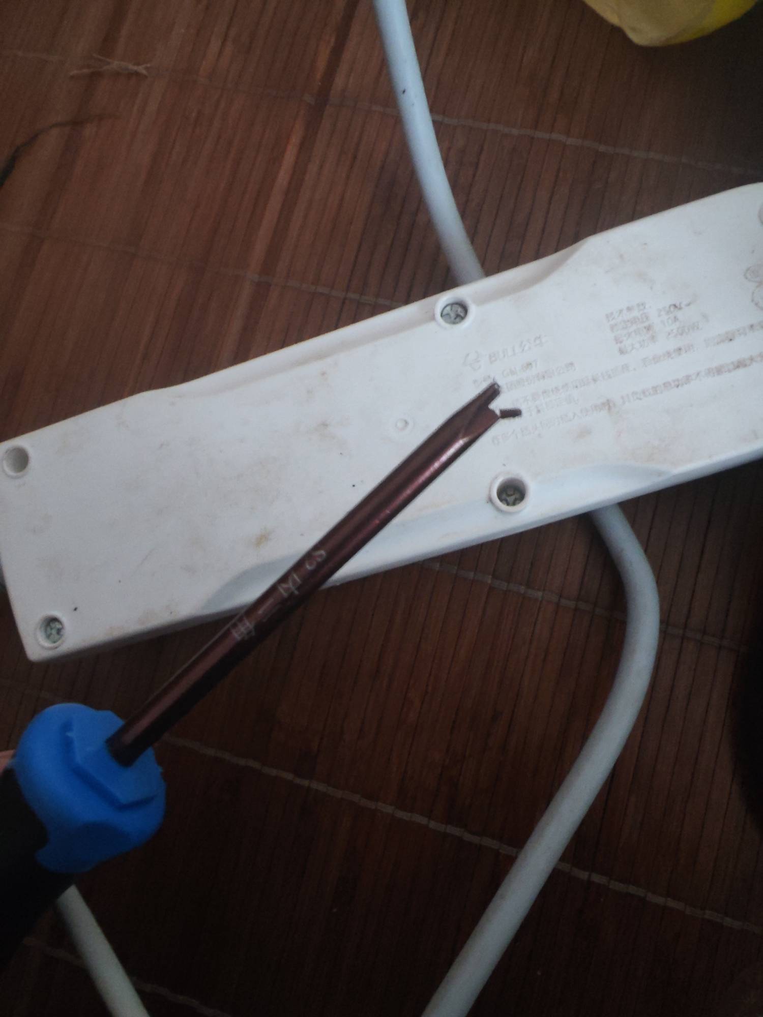 再也不去拼多多买螺丝刀了。刚拿回来刚拧一下就断了。


32 / 作者:马化腾2号 / 