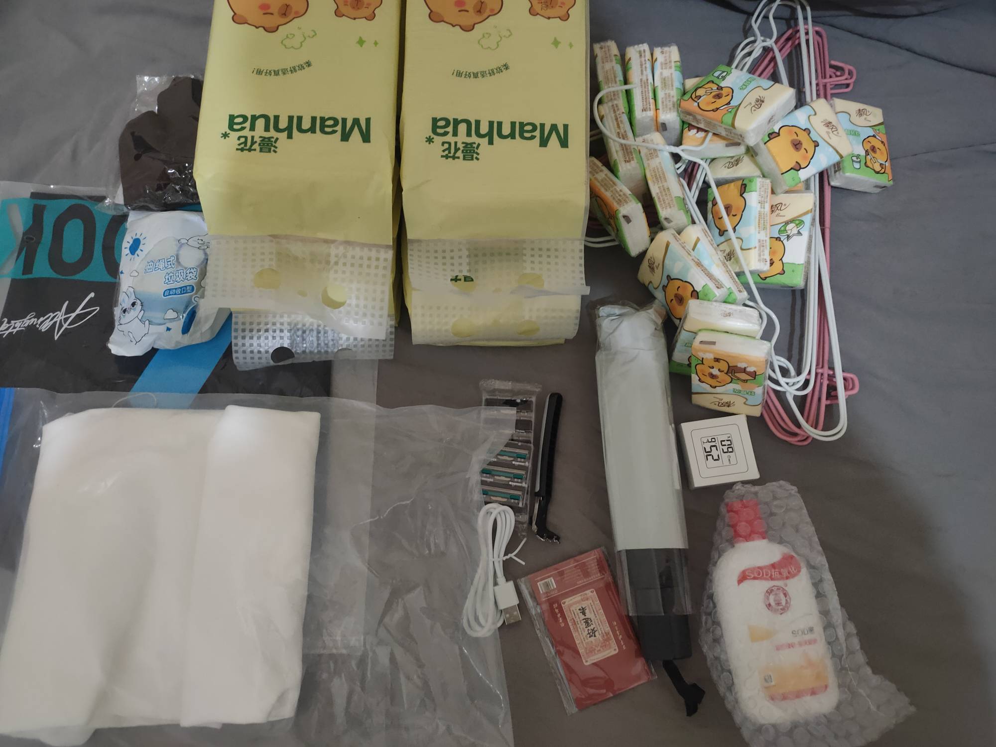 这么多加起来好像不超过15块钱，真看哭了，二十多个快递，还有两个应该被人拿走了，丢24 / 作者:天空的时候干你 / 