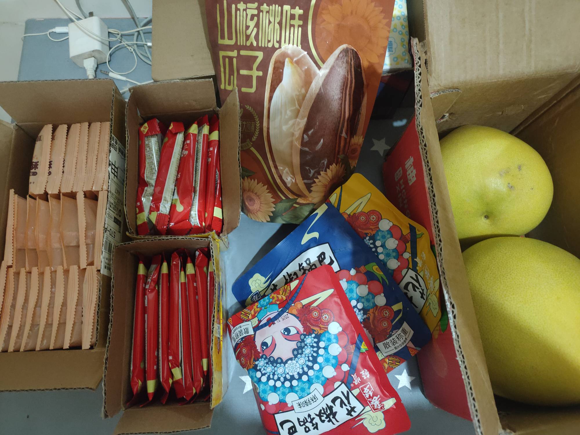 这么多加起来好像不超过15块钱，真看哭了，二十多个快递，还有两个应该被人拿走了，丢86 / 作者:天空的时候干你 / 