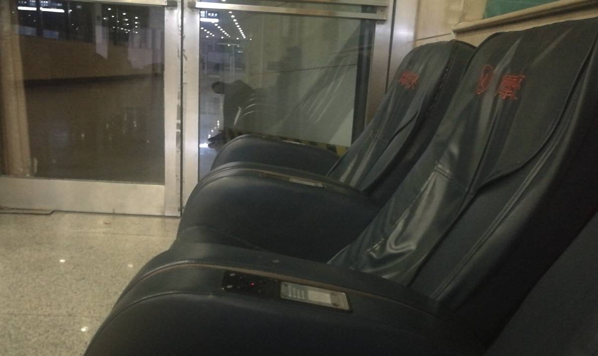 绝望了老哥们。躲在停车场充电。太难了

82 / 作者:努力优秀_ / 