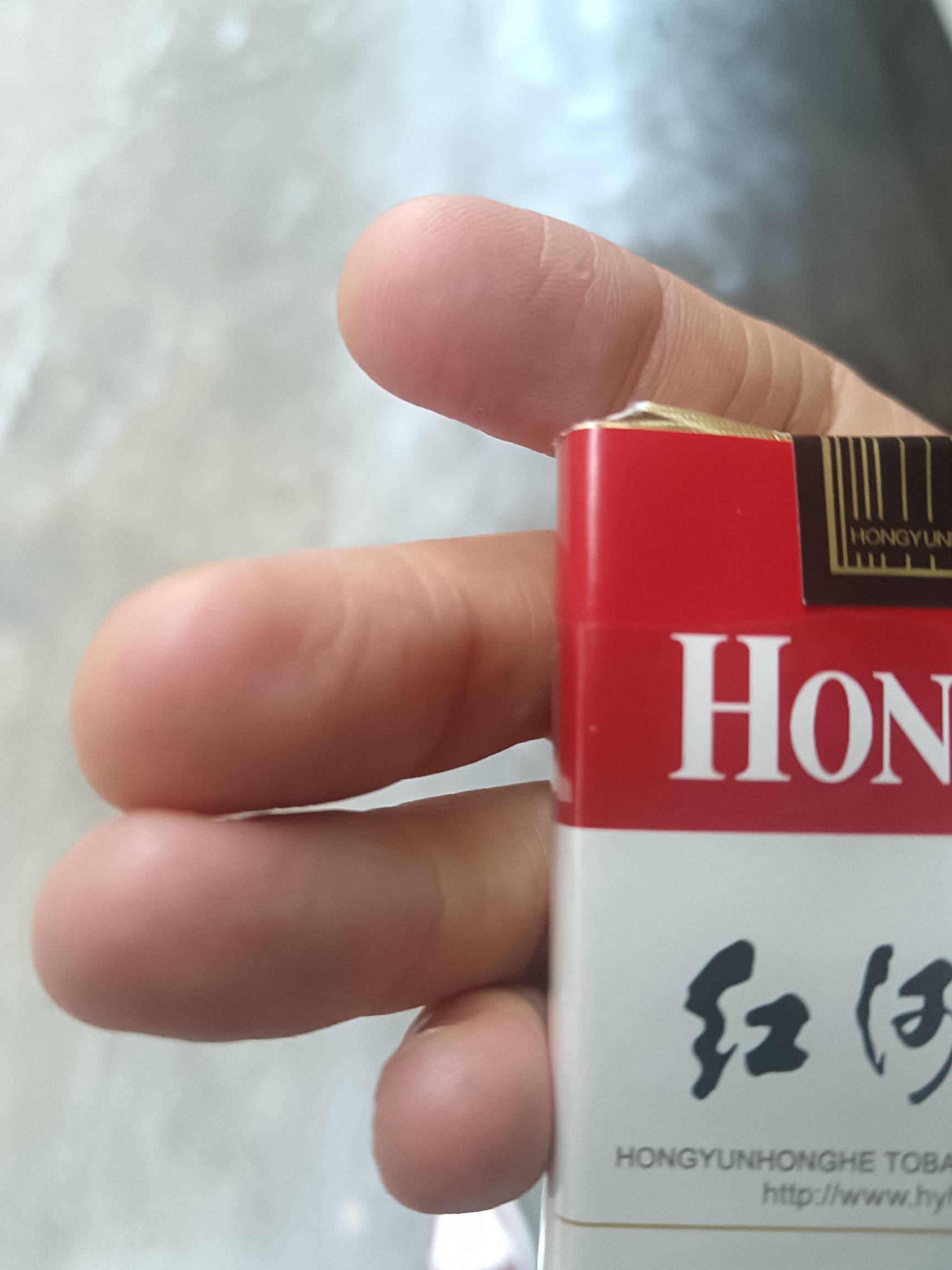 三张YHK凑了半天，再加上陕西农信日信合，总于能买烟抽了

12 / 作者:蛋黄酱 / 