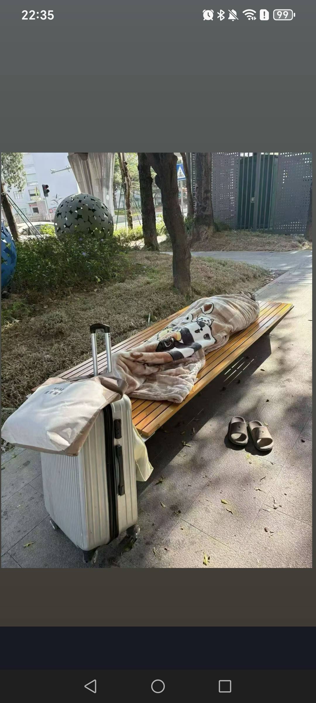 这是哪个老哥啊，在长安沙头这里睡觉

14 / 作者:挂比了救我鸭 / 