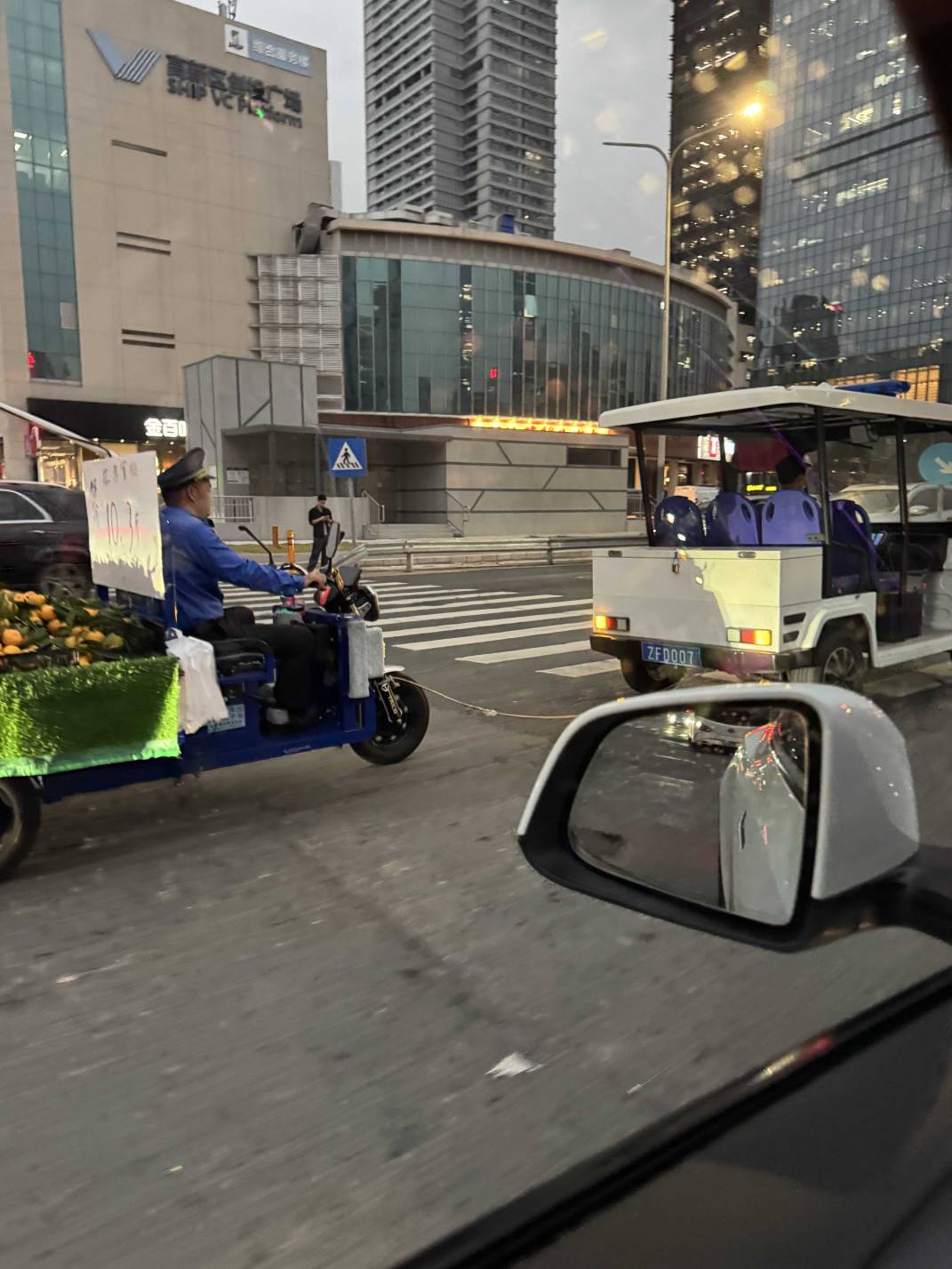 完了，电动车没电了。

82 / 作者:江湖行 / 