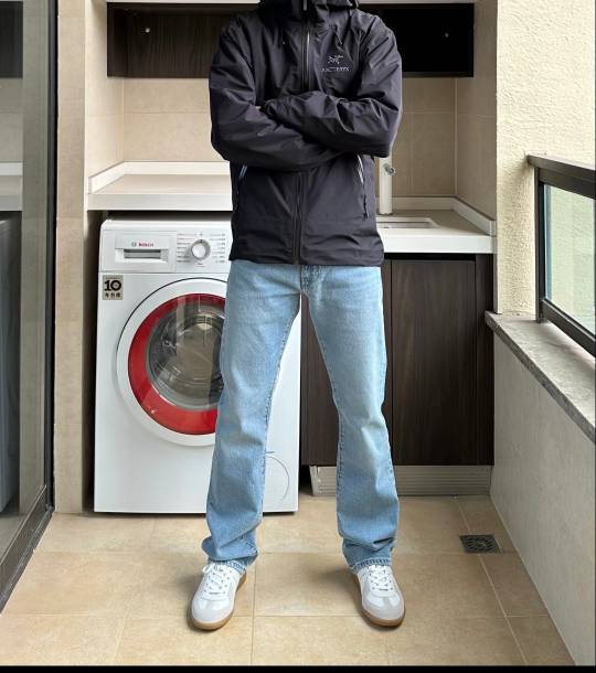 你们的审美有问题还是我的有问题？我觉得图1好看。 虽然图2貌似是现在的潮流。肥裤加25 / 作者:卡农第一帅哥哥h / 