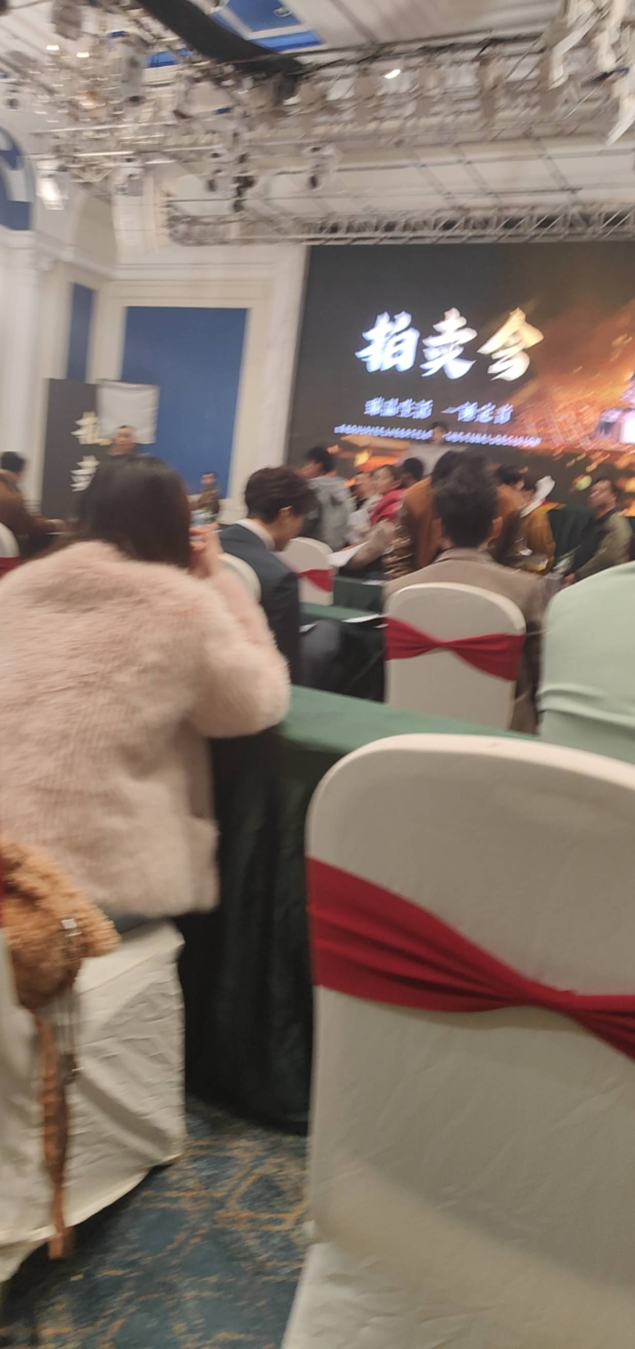 今天拍戏坐着挣钱，舒服了，

29 / 作者:你怕秃吗 / 