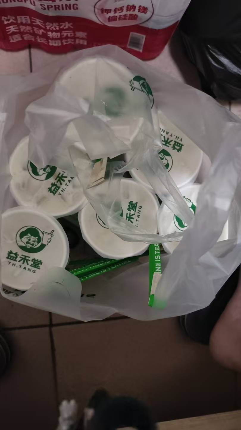 申请了十几杯奶茶，有申请了20块钱，我真是出生今天


93 / 作者:挂比了救我鸭 / 