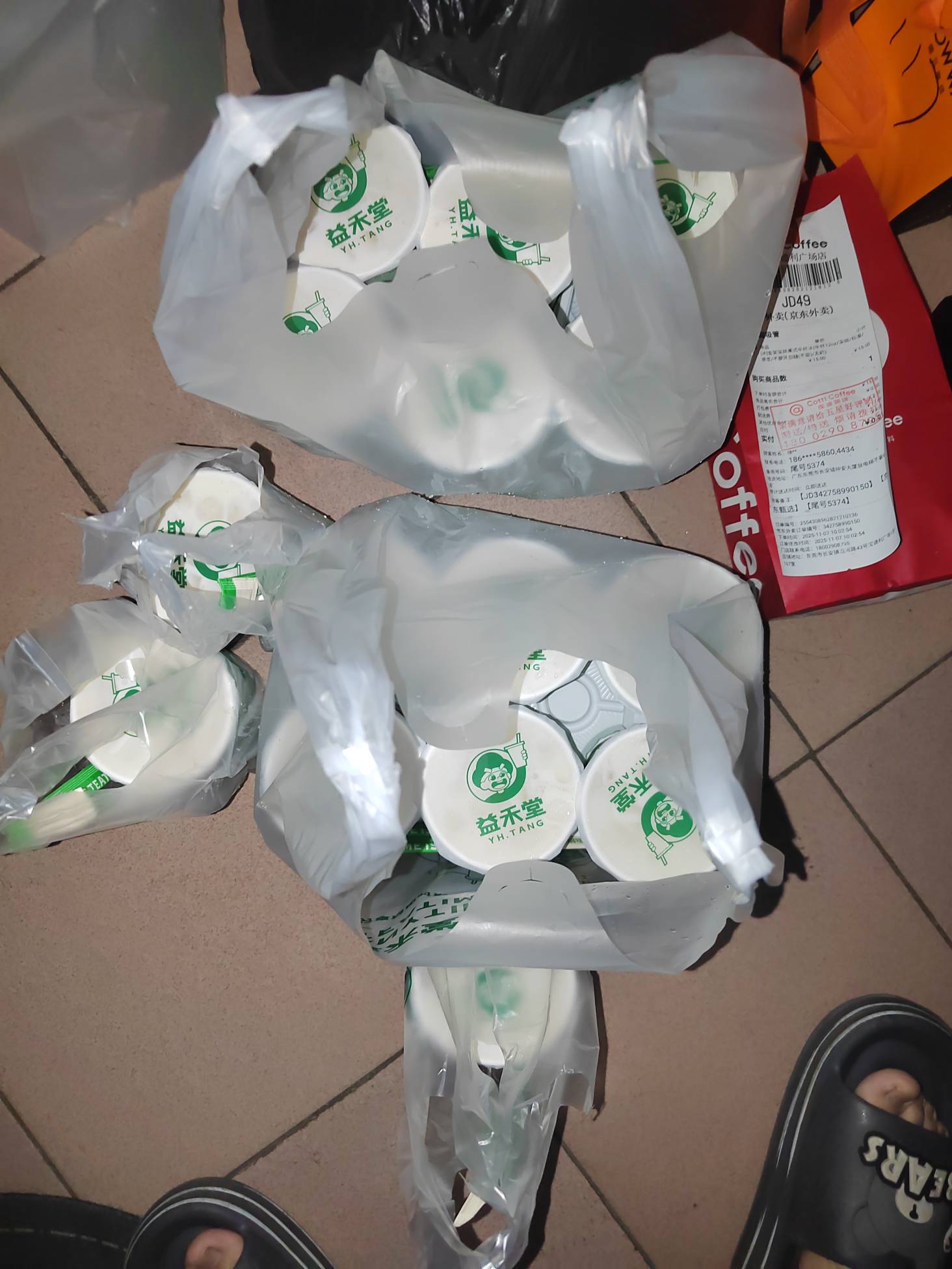 冰箱已经塞不下了，去益禾堂门口卖奶茶了，2块钱一杯

7 / 作者:挂比了救我鸭 / 