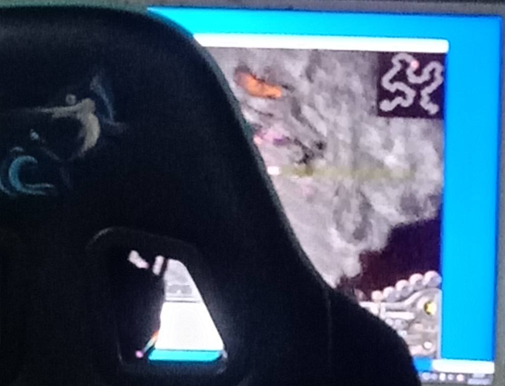 有老哥知道这是啥游戏不？类似传奇那种，跟网吧老板聊天听他说 这有两个人每天都包天88 / 作者:杨肉串 / 