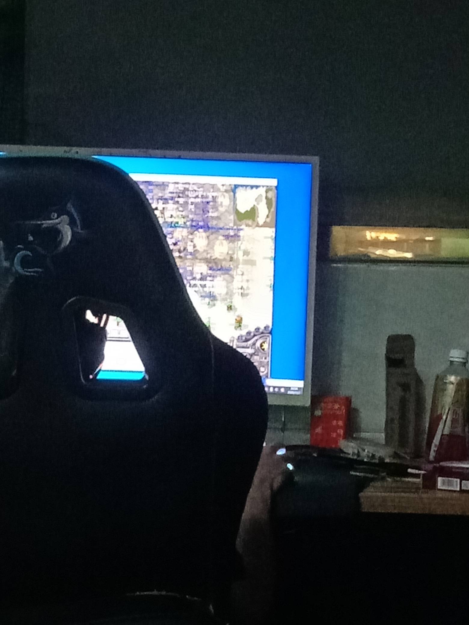 有老哥知道这是啥游戏不？类似传奇那种，跟网吧老板聊天听他说 这有两个人每天都包天33 / 作者:杨肉串 / 