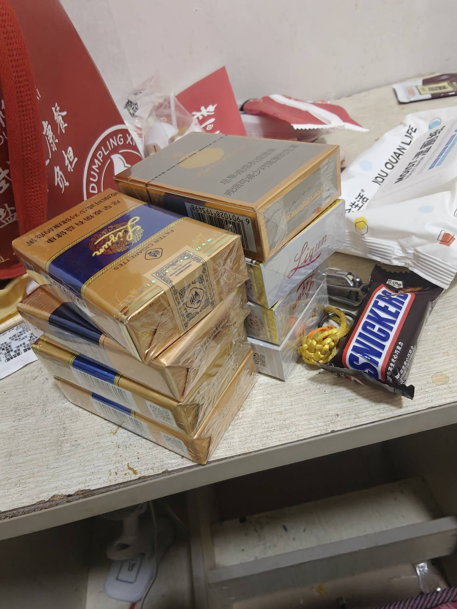 搞包利群抽抽

37 / 作者:你好美女111 / 