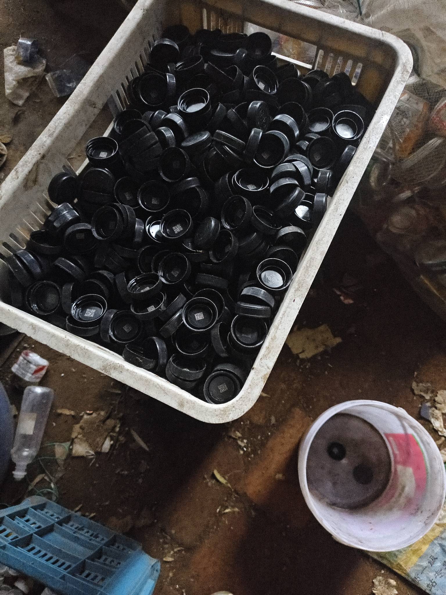 朋友家开废品站的几千个瓶盖


10 / 作者:文迪. / 