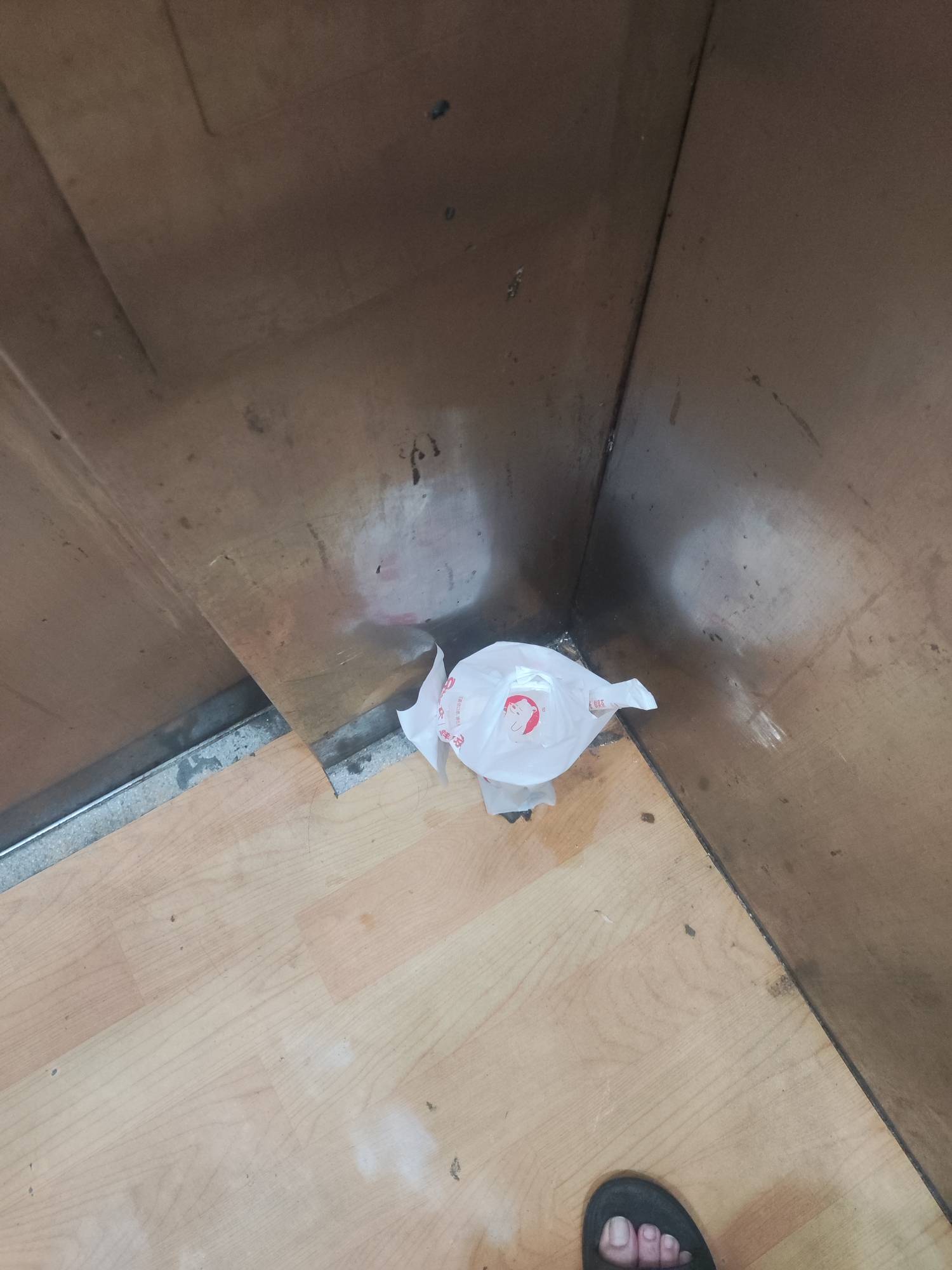 电梯里面放了一杯奶茶，好想喝

68 / 作者:第一反撸先锋 / 