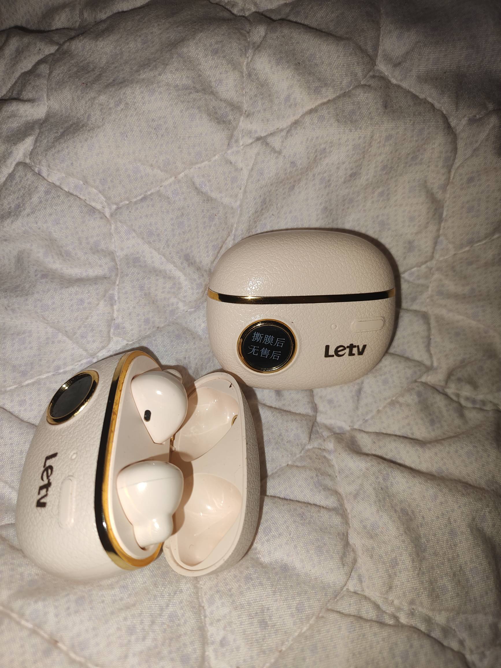 不得不说，得物这一块钱耳机真硬，一次可以听四五个小时，就是希望别坏太快，一点不输44 / 作者:新玖玖 / 