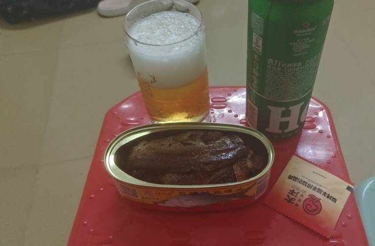 每天上班10小时，下班了就窝在十几平的出租房里喝酒，就跟下水道的老鼠一样

10 / 作者:迷人控啊 / 