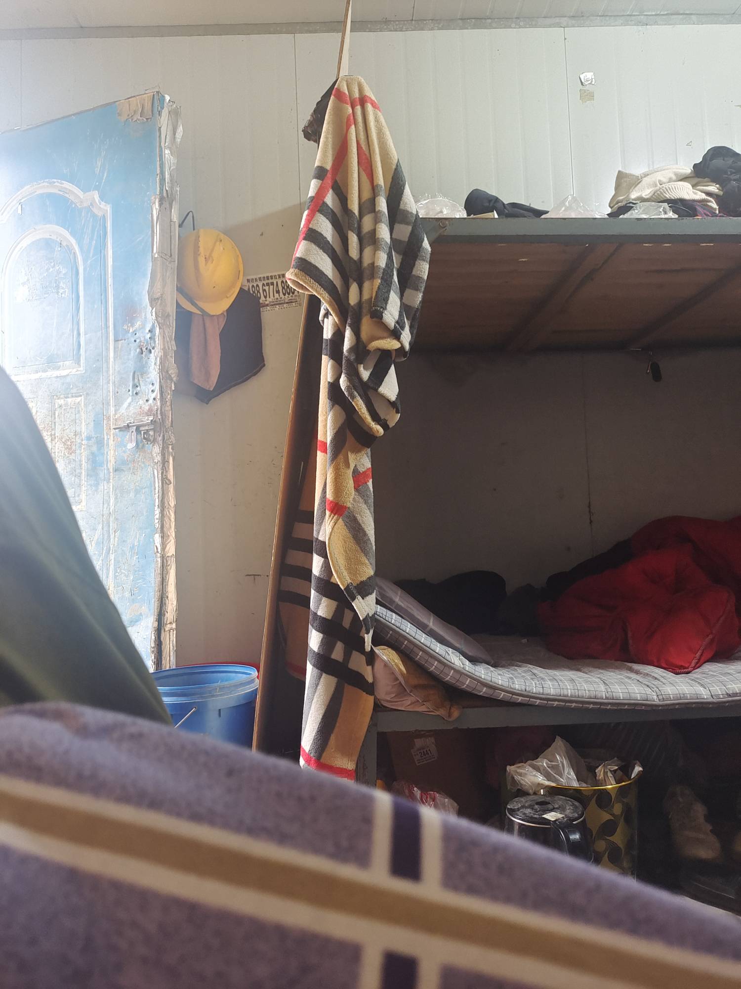 在工地上快两个月没发一分钱了，昨天听说有工人打了市长热线，然后来了批领导核对了每75 / 作者:歲月不饒人 / 