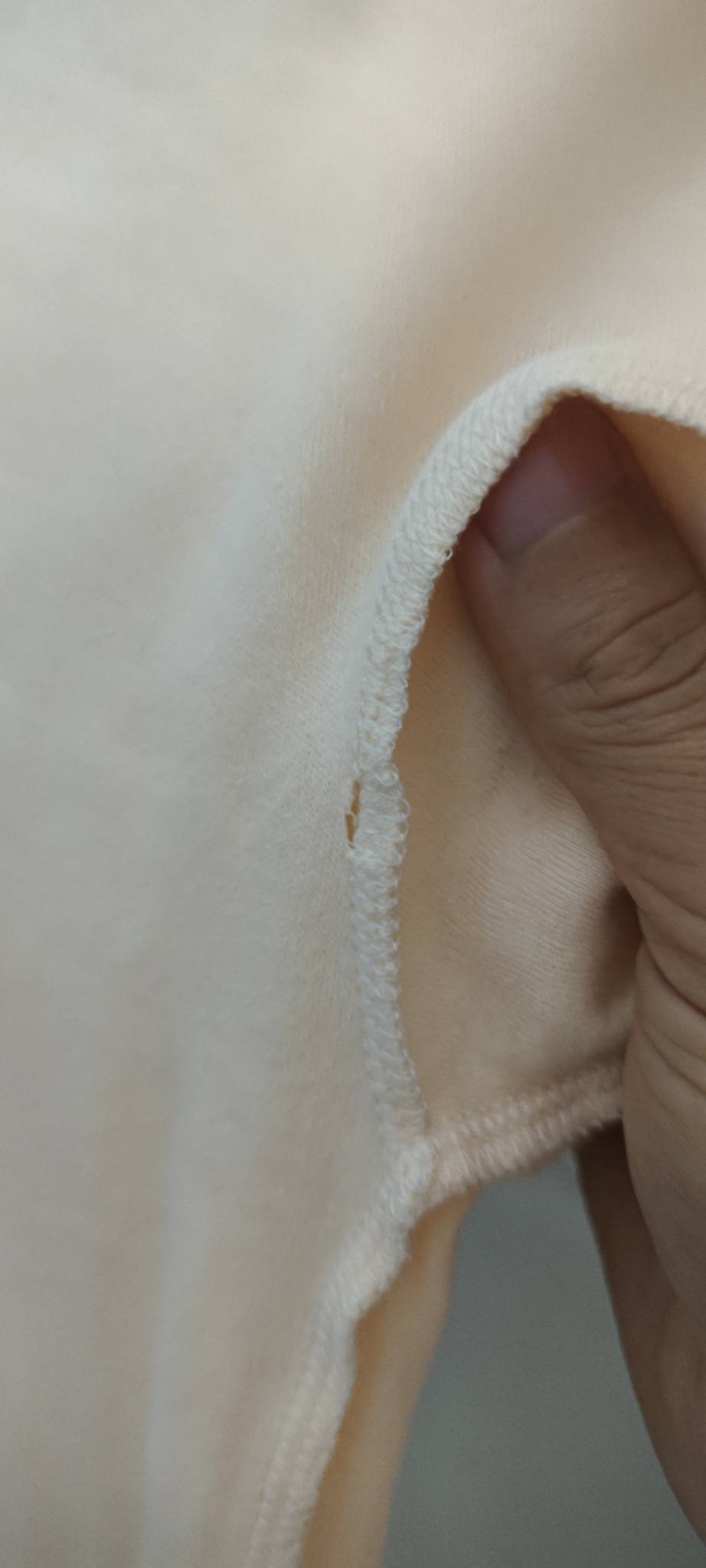 老哥们，京东自营商城买到了破洞衣服，申请了仅退款不算不厚道吧！客服刚刚已经把钱退2 / 作者:卡农豆包 / 