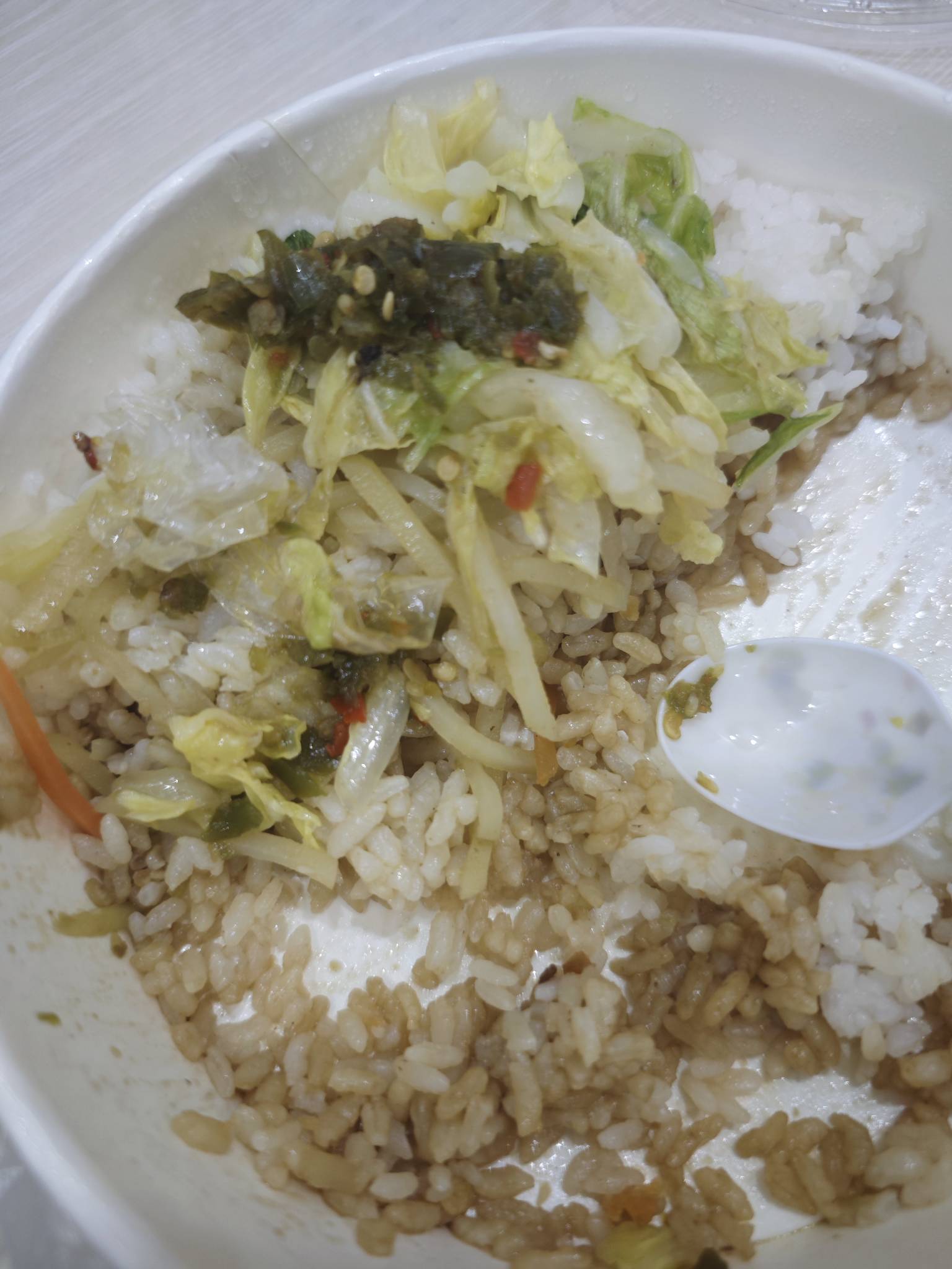 服了，饿了么第一次吃出隐藏款了，吃了一半，刚开始蜷缩着还以为是白菜，结果展开是塑90 / 作者:山月斜 / 