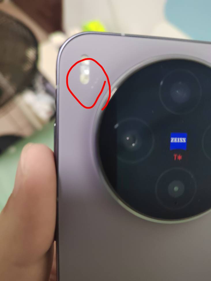 老哥们出大事了啊，新买的手机才半个月这里就有个划痕，服了呀，这能保修吗

82 / 作者:挂比了救我鸭 / 