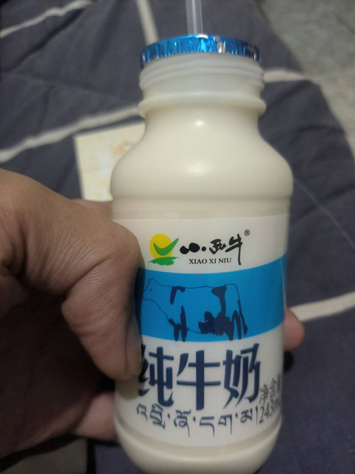 晚上15块吃饭买烟，我选择买烟，烟瘾太大了，没烟抽真的难受，还好有一瓶牛奶


55 / 作者:刘莹莹@ / 