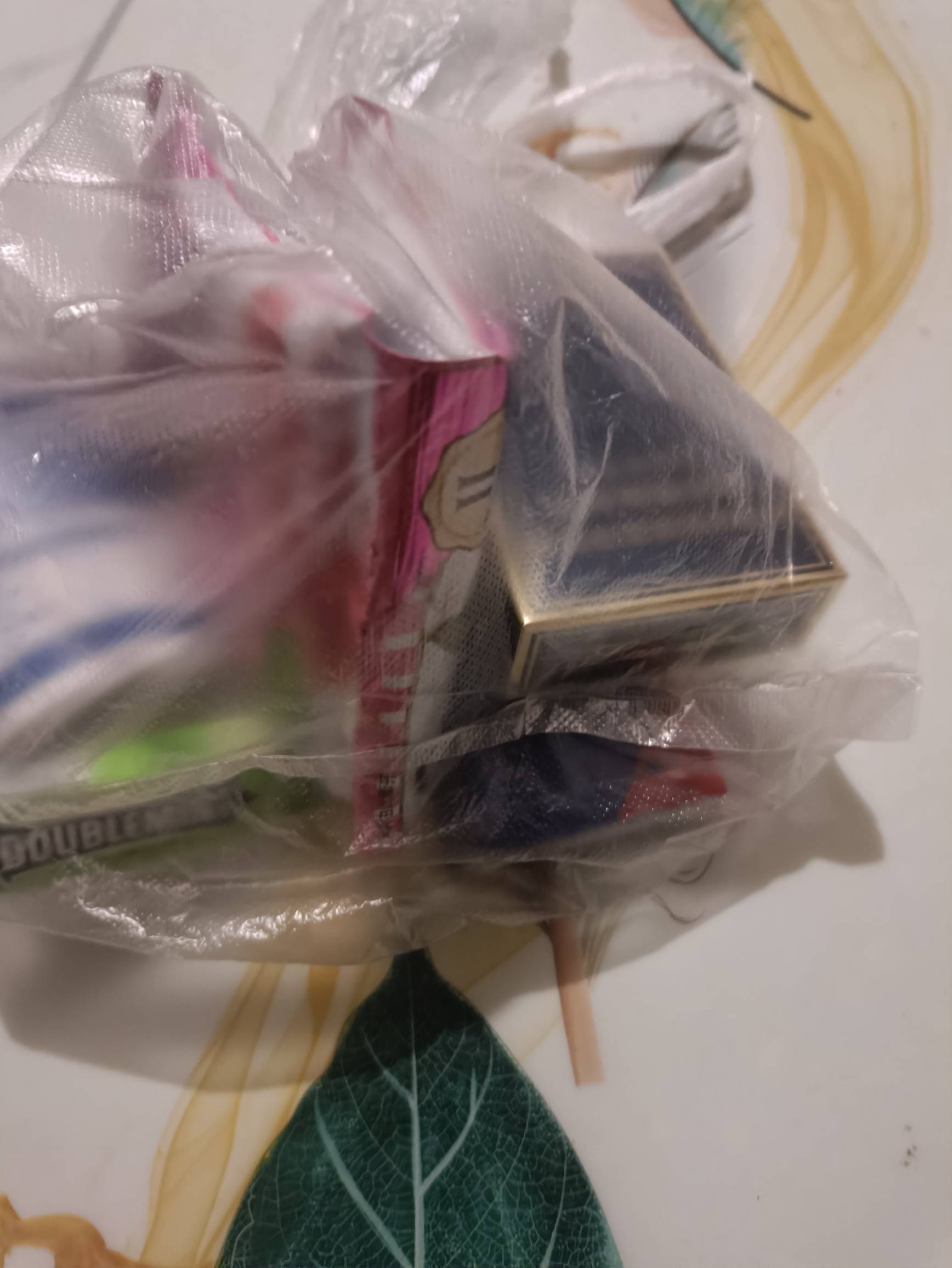 我就点了个里脊肉饼，这外卖员给我送来了一包20的烟两盒炫迈两袋糖一盒酸奶，我的里脊68 / 作者:开心大王1 / 