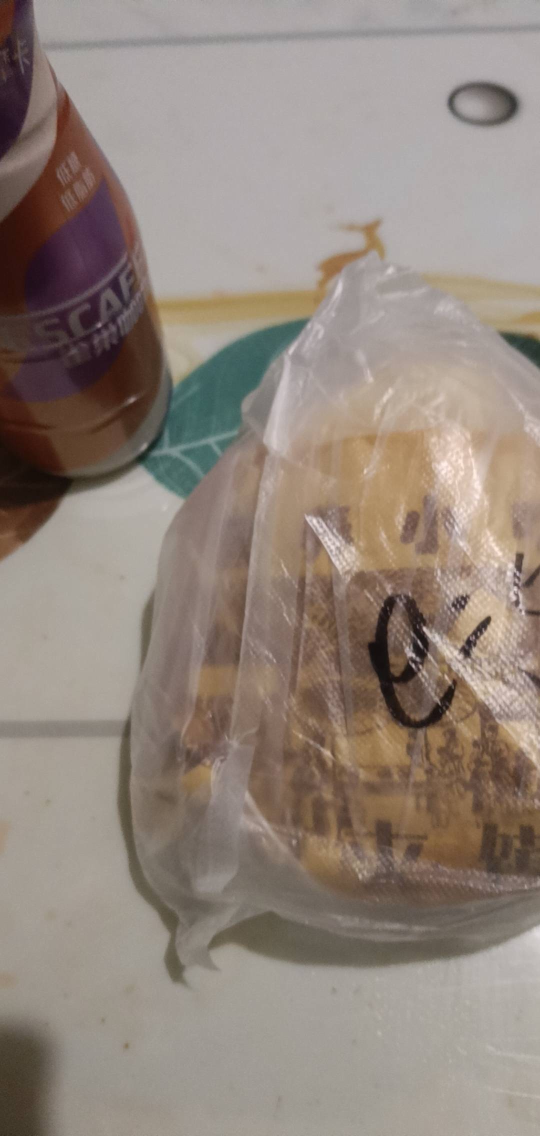 我就点了个里脊肉饼，这外卖员给我送来了一包20的烟两盒炫迈两袋糖一盒酸奶，我的里脊87 / 作者:开心大王1 / 