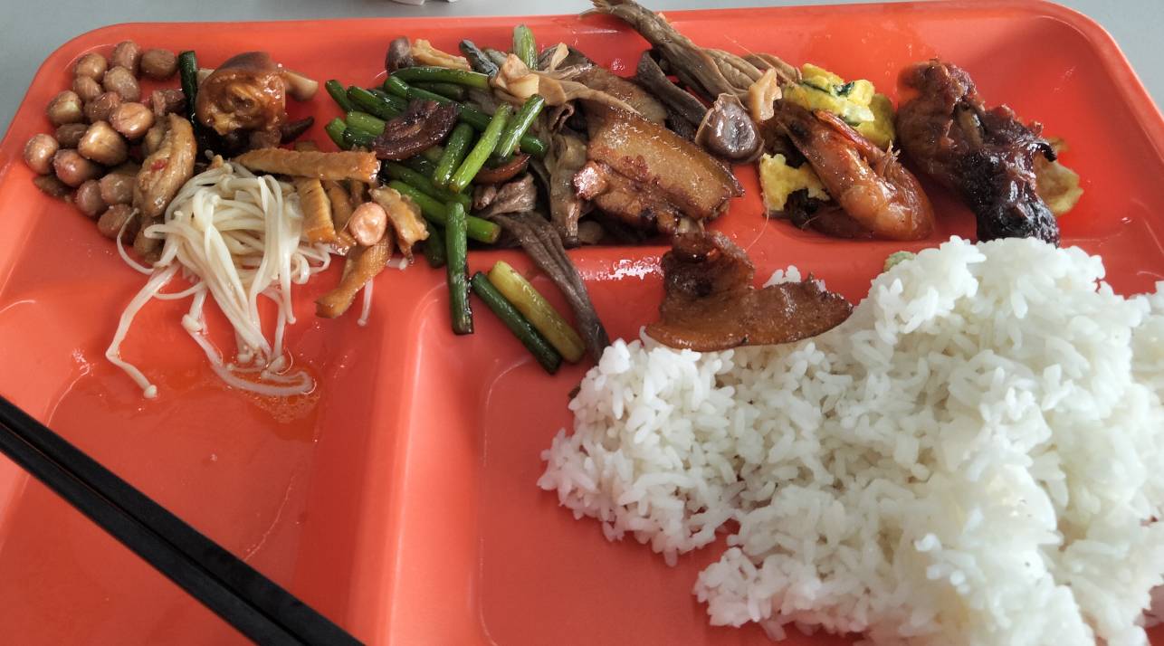 停工吃饭，
吃完再干。
当牛做马，
赚钱潇洒。
苦中作乐，
每天都过。
宁愿工作，
不27 / 作者:君子之交淡如水 / 