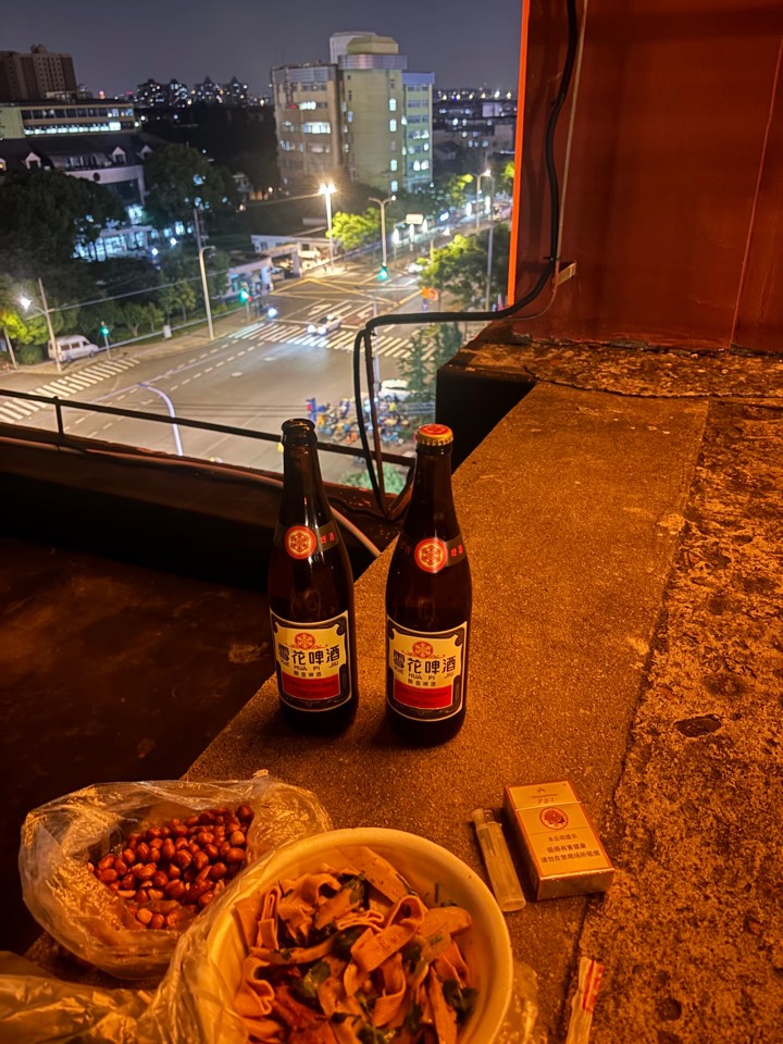 这辈子废了老哥们 在天台喝点
三十岁了 而立之年 身边朋友基本没有
没读过大学 基本上36 / 作者:我这辈子废了 / 