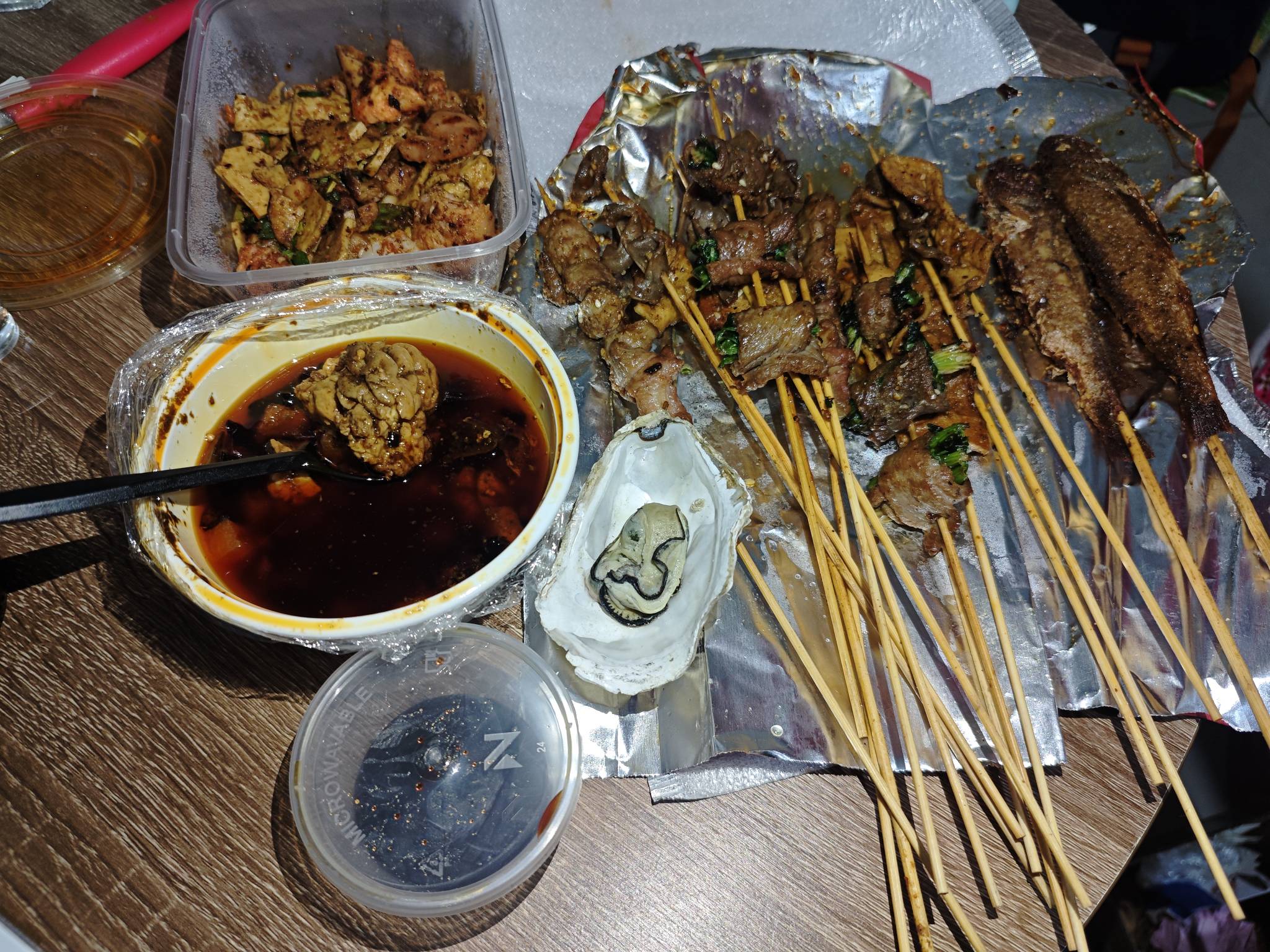 老哥们吃夜宵了，脑花配啤酒，美滋滋


51 / 作者:曾经遗忘的角落 / 