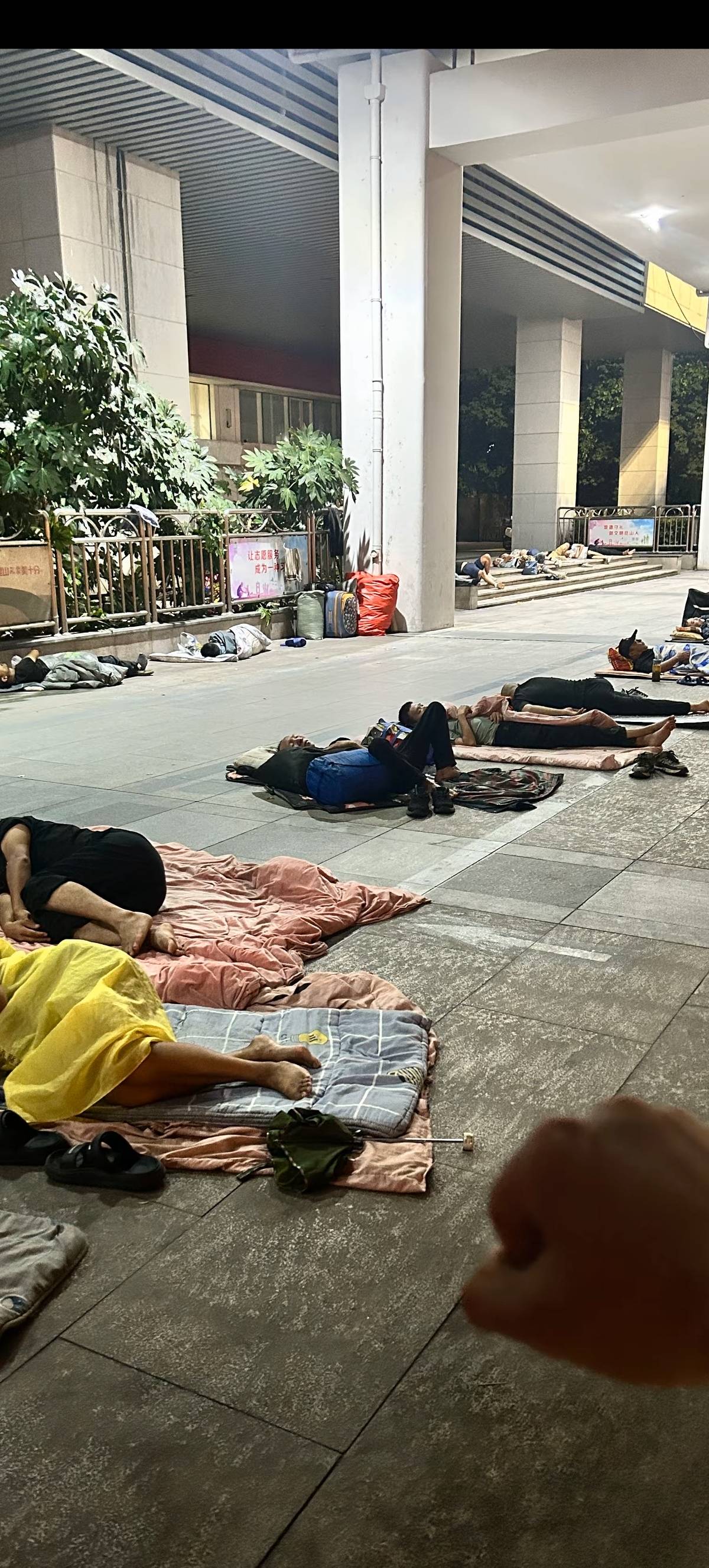 老哥们吃着泡面泪流满面


91 / 作者:一个人的老哥 / 