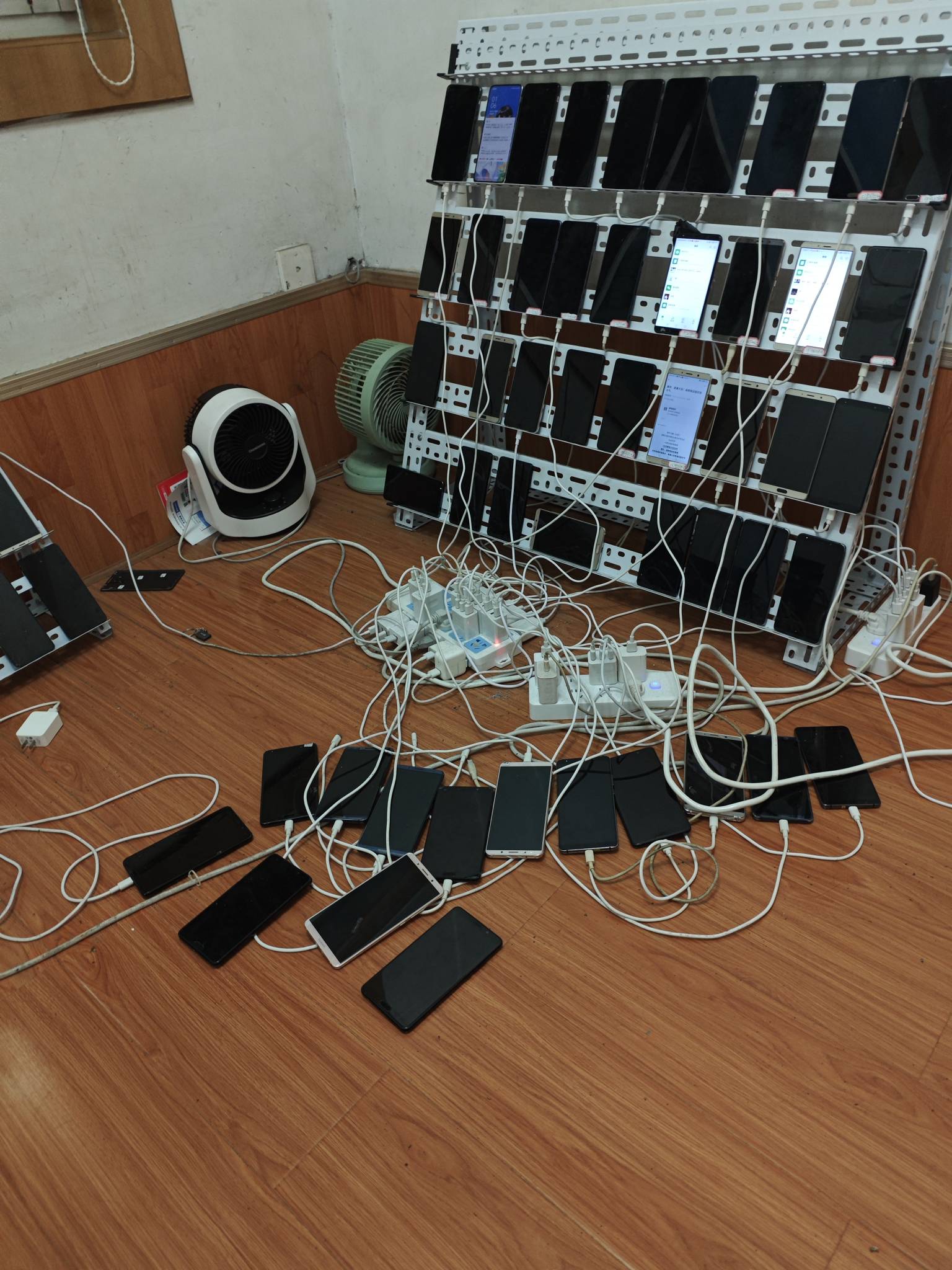 又要清扫羊毛D了？这东鹏没法玩了          两次废码就出相机了 有三个号踏马一次就出52 / 作者:梦一样的人生 / 