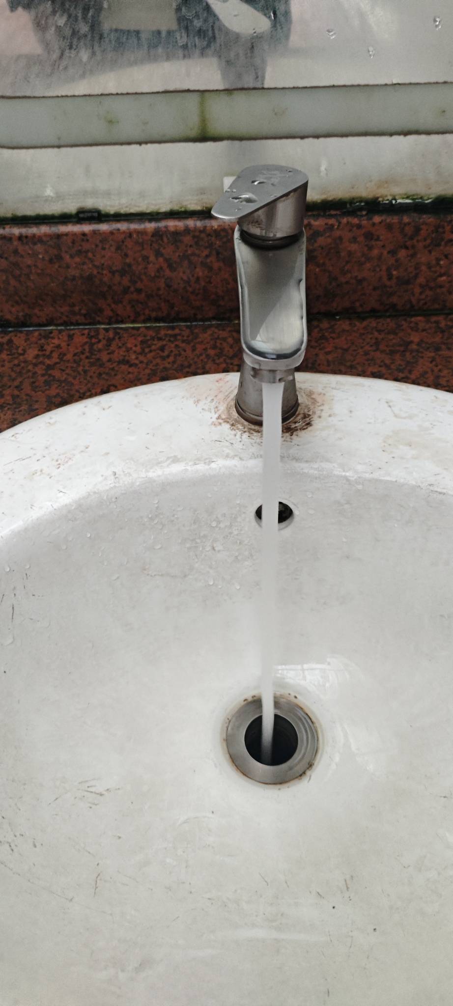 有些人素质是真的低下，公厕水龙头打开就不关了.

45 / 作者:卡农豆包 / 