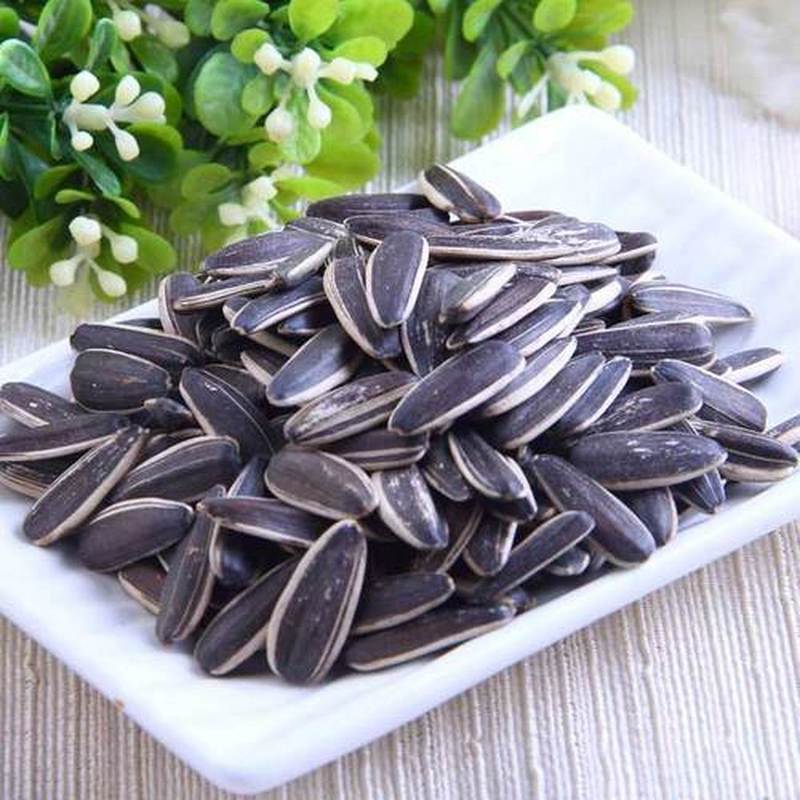 我小时候过年去姑姑家，姑姑在嗑瓜子，我看到是一大袋瓜子，她连忙把瓜子藏起来，还说27 / 作者:林小杜的 / 