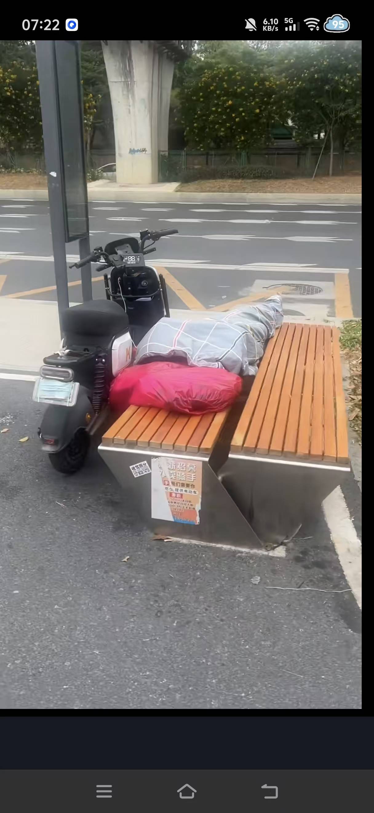 这是长安沙头那个老哥啊，在这睡觉，不冷吗？晚上18度，降温了啊

0 / 作者:挂比了救我鸭 / 