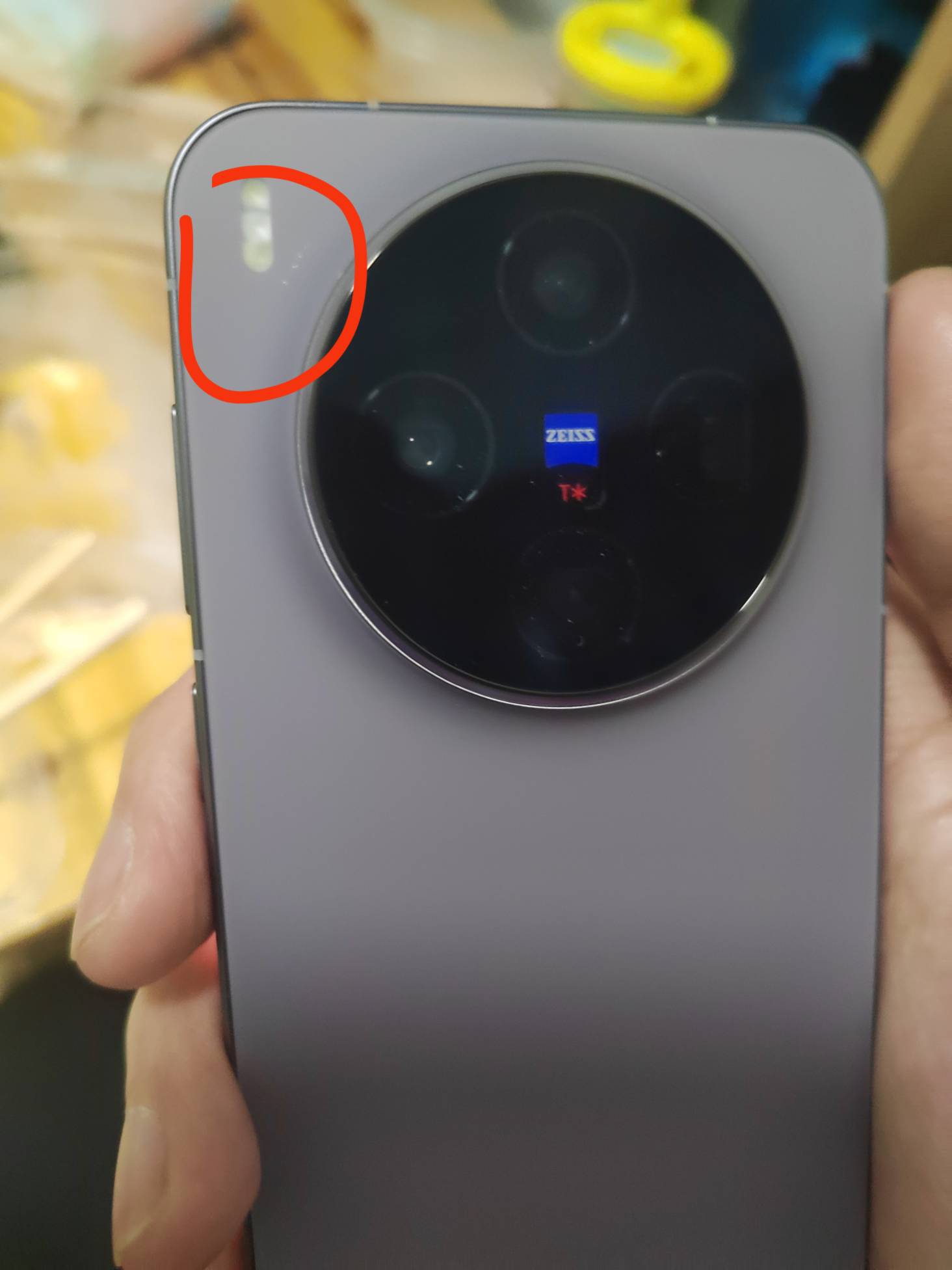 老哥们这种小瑕疵，去门店检测能换新机吗？买了半个月


18 / 作者:挂比了救我鸭 / 