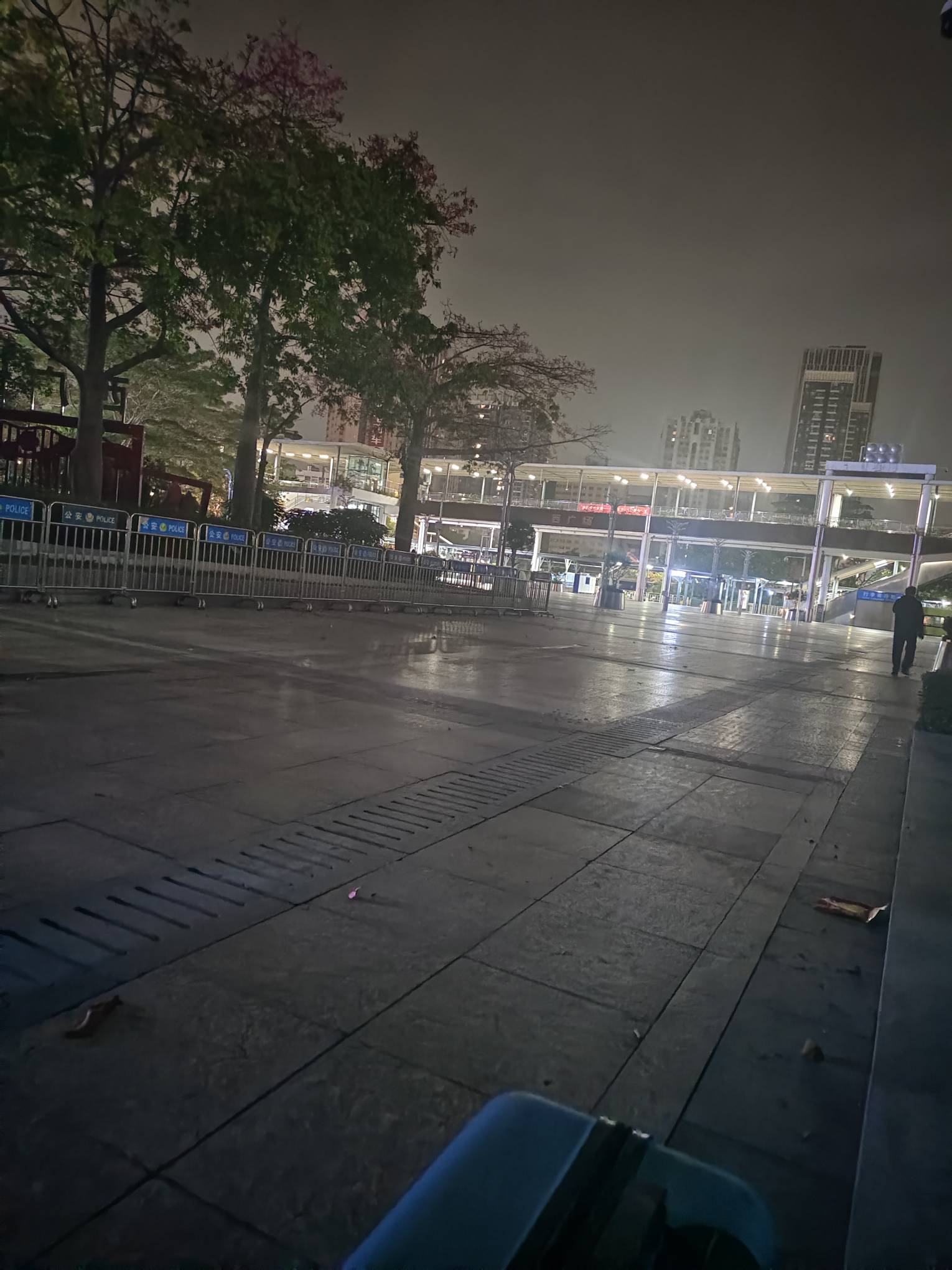 挂壁在外面  没地方睡  

45 / 作者:秦始皇复活2 / 