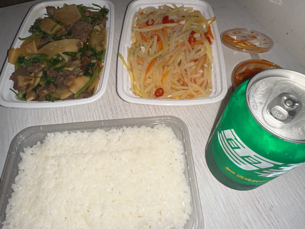 老哥们十块钱吃这么多，你们会不会看不起我

13 / 作者:小熊咔咔咔 / 