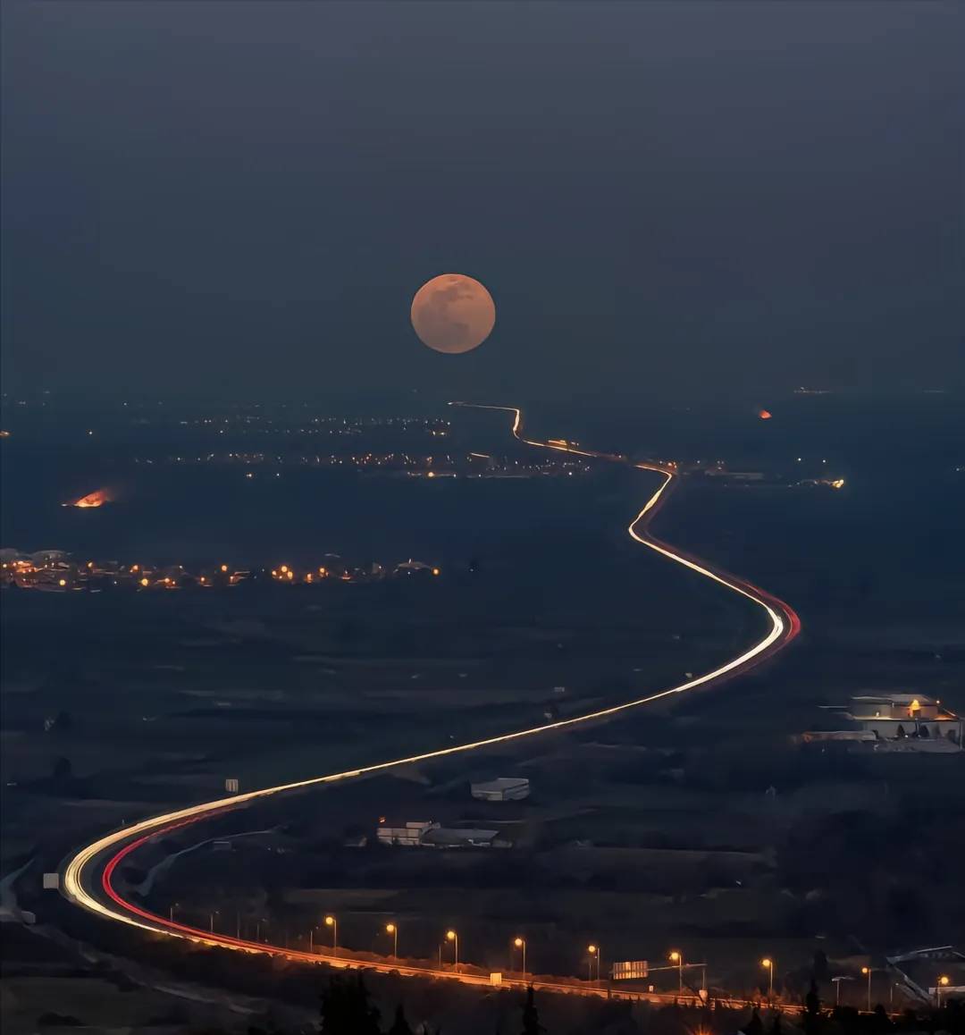 刚在网吧看到个从昨天下午坐在包厢，到今天早上的老哥，老板来让他走，死活不走。现在27 / 作者:金牌讲师大司马 / 