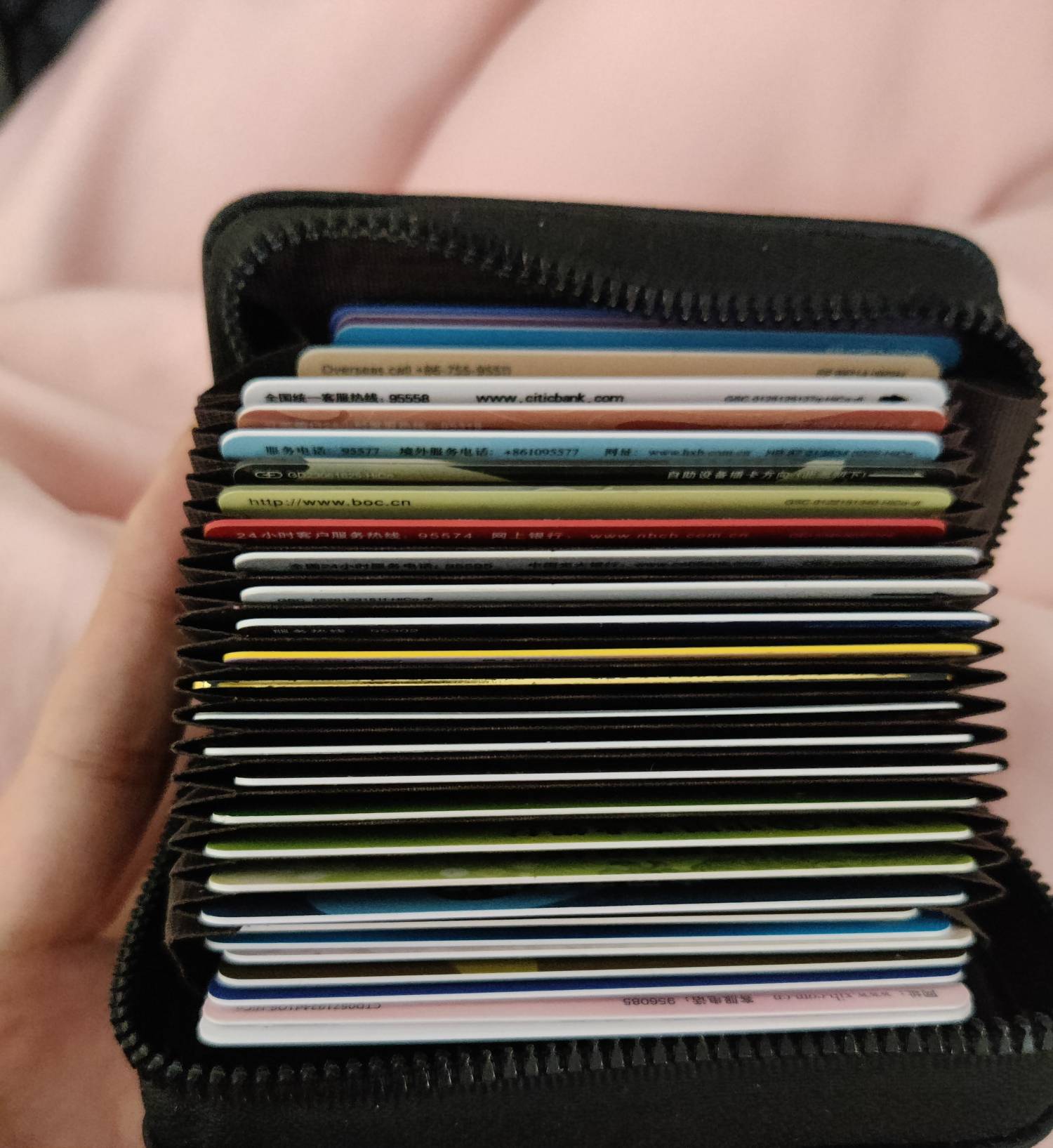 卡稍微有点少，包都放不满

98 / 作者:拾念卟执念 / 