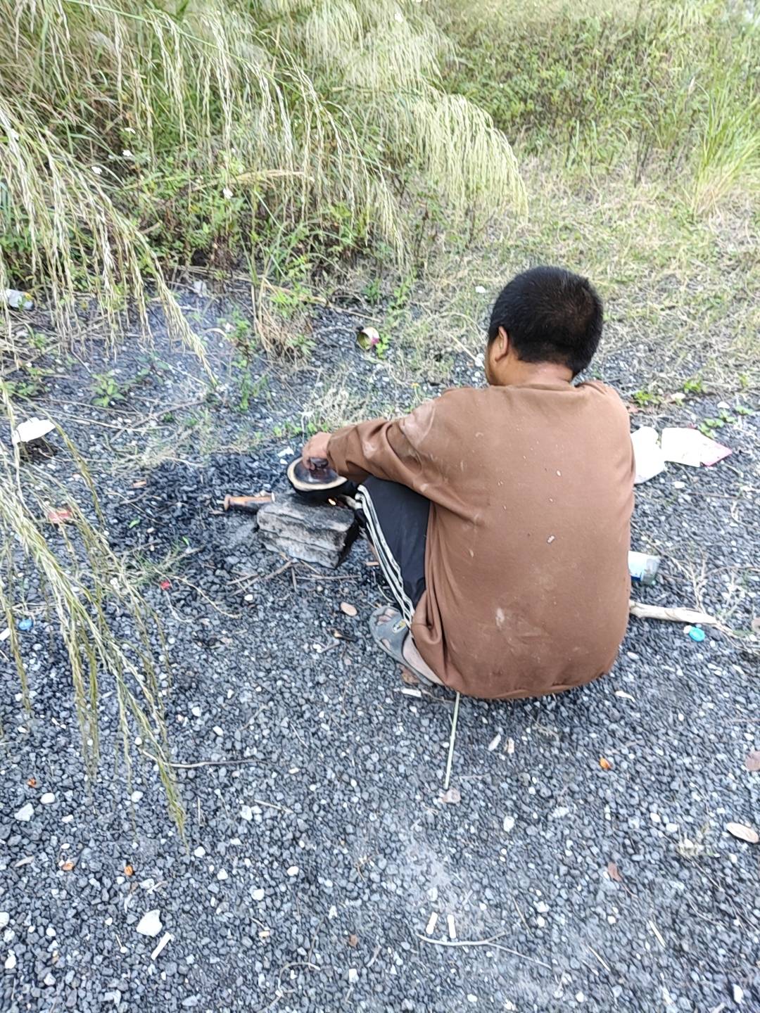 哈哈，看到一个挂壁老哥在做饭

61 / 作者:挺好哈哈 / 
