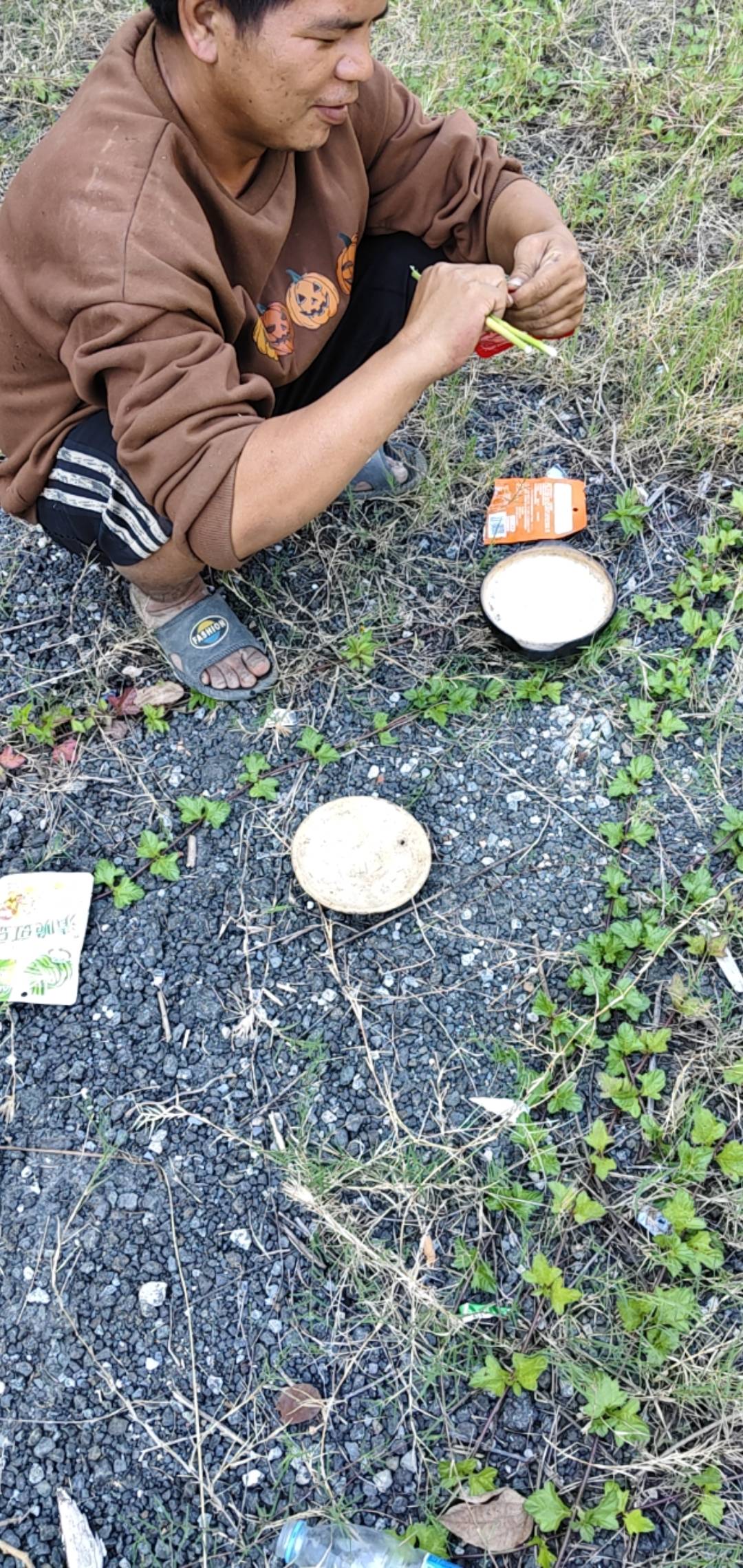 哈哈，看到一个挂壁老哥在做饭

75 / 作者:挺好哈哈 / 