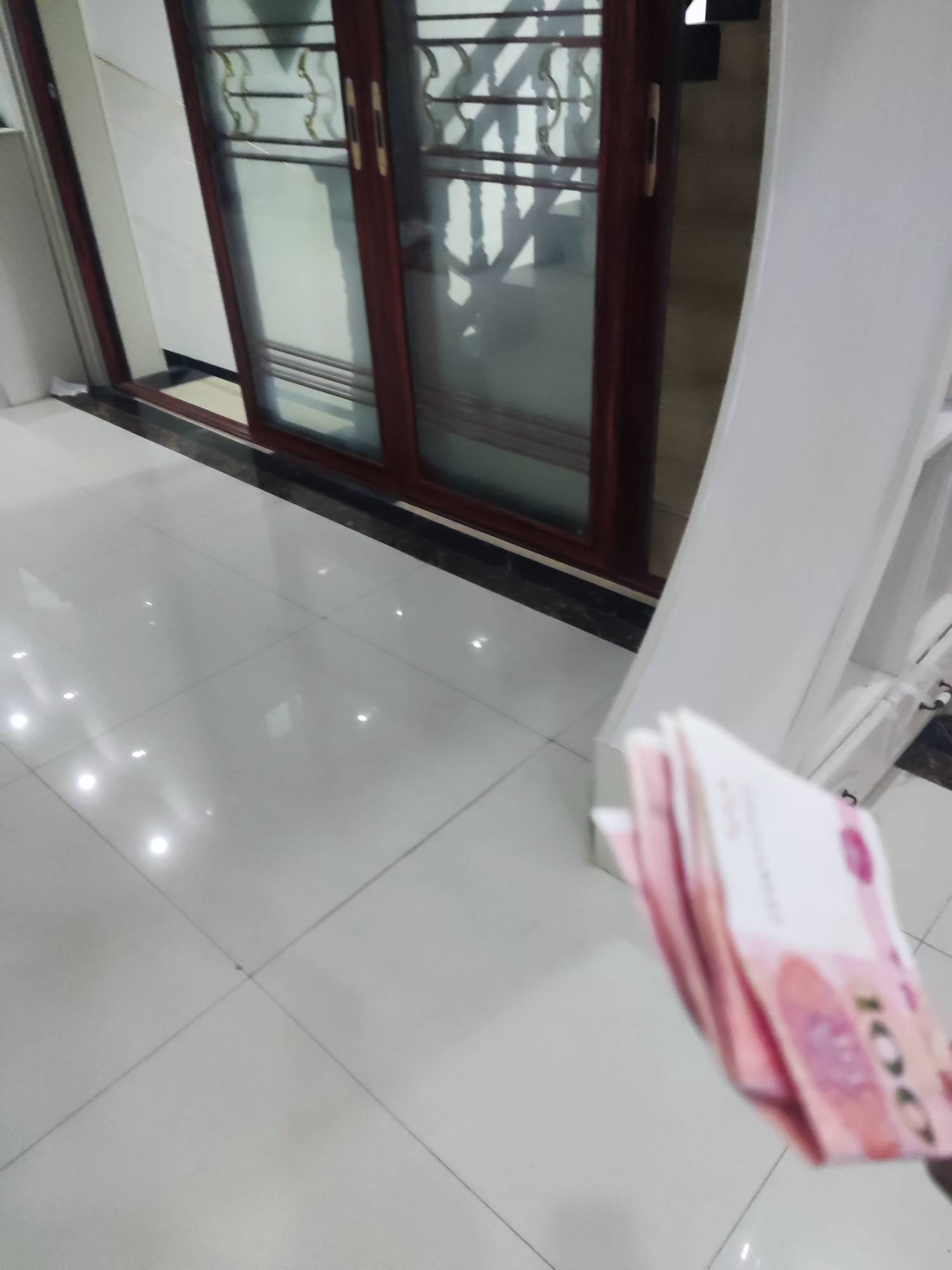 唉，没事出去挂b干嘛，还是在家的好，上个月出去睡公园一天累死累活薅羊毛只够吃上一94 / 作者:麻将糊了333 / 