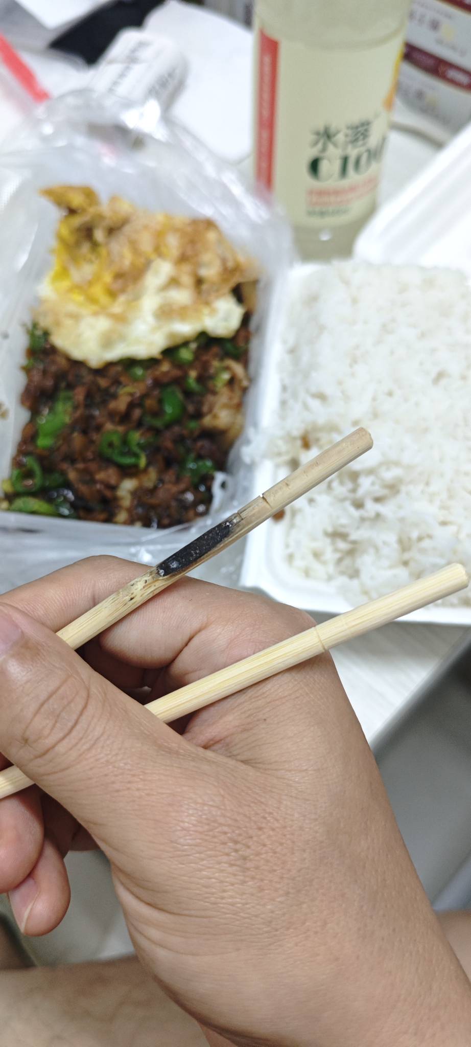 点个外卖给这种筷子，虽然我知道商家肯定不是故意的，但我就是觉得不舒服

25 / 作者:卡农豆包 / 