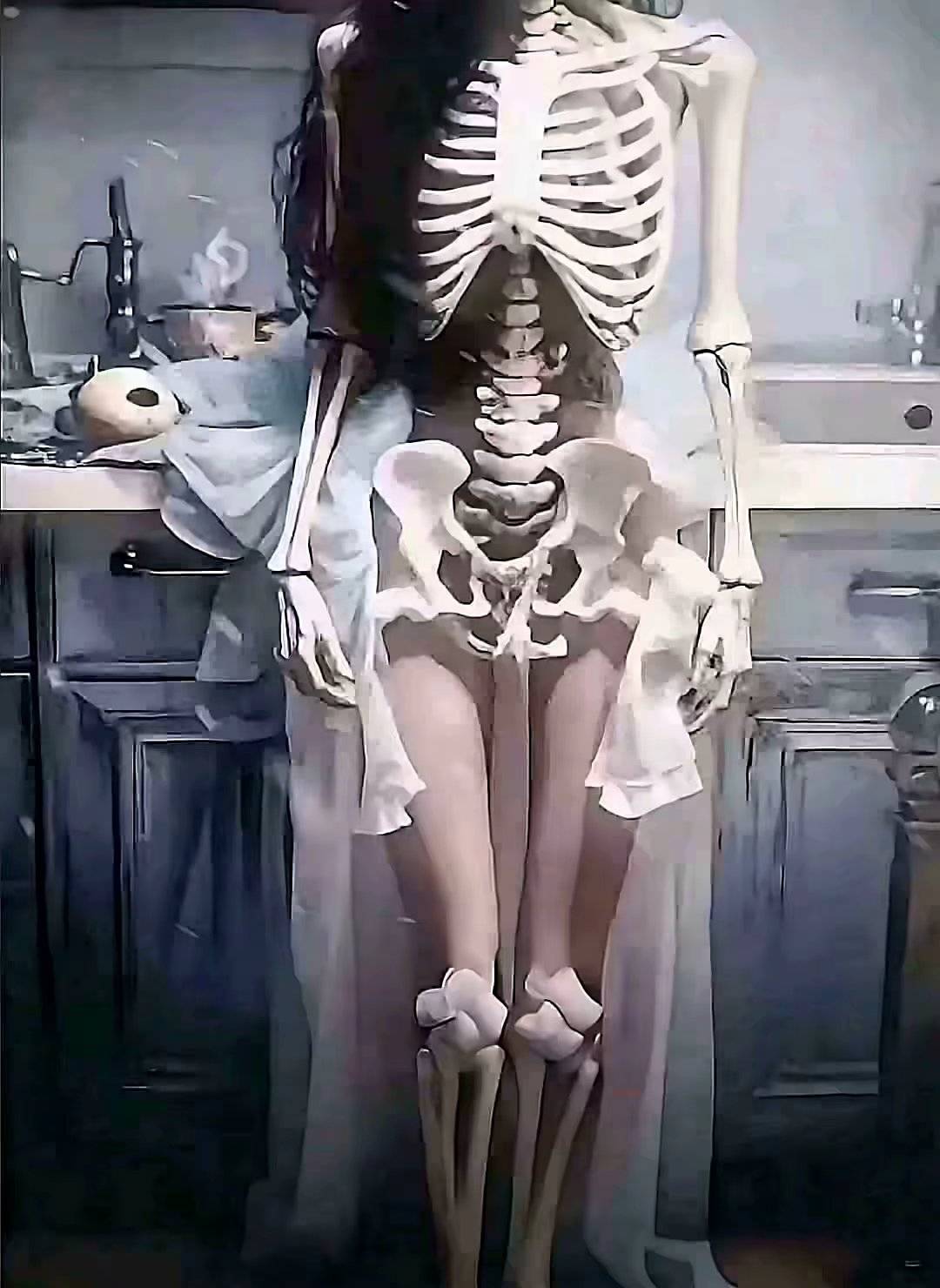 脱去皮囊，无非二百零六骨，血肉污垢毛发肠。穿上衣裳，可有一万八千相。生前猜人心，27 / 作者:卡农洛殇迷城 / 