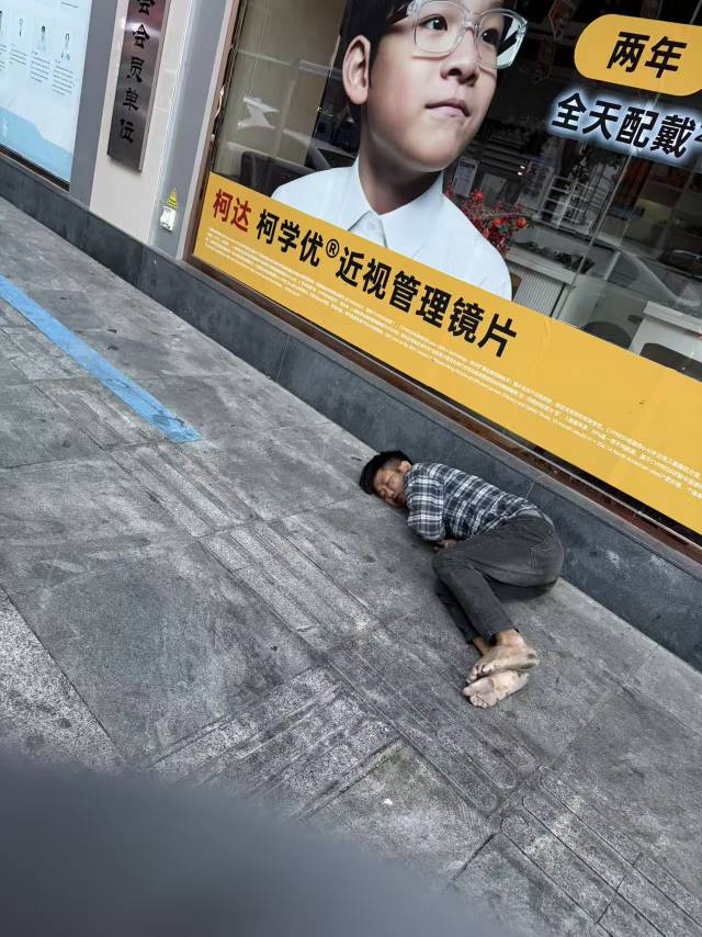 这是卡农那个老哥啊，在长安万科这边，这么冷的天，嘴角还流血。感觉不行了

69 / 作者:挂比了救我鸭 / 