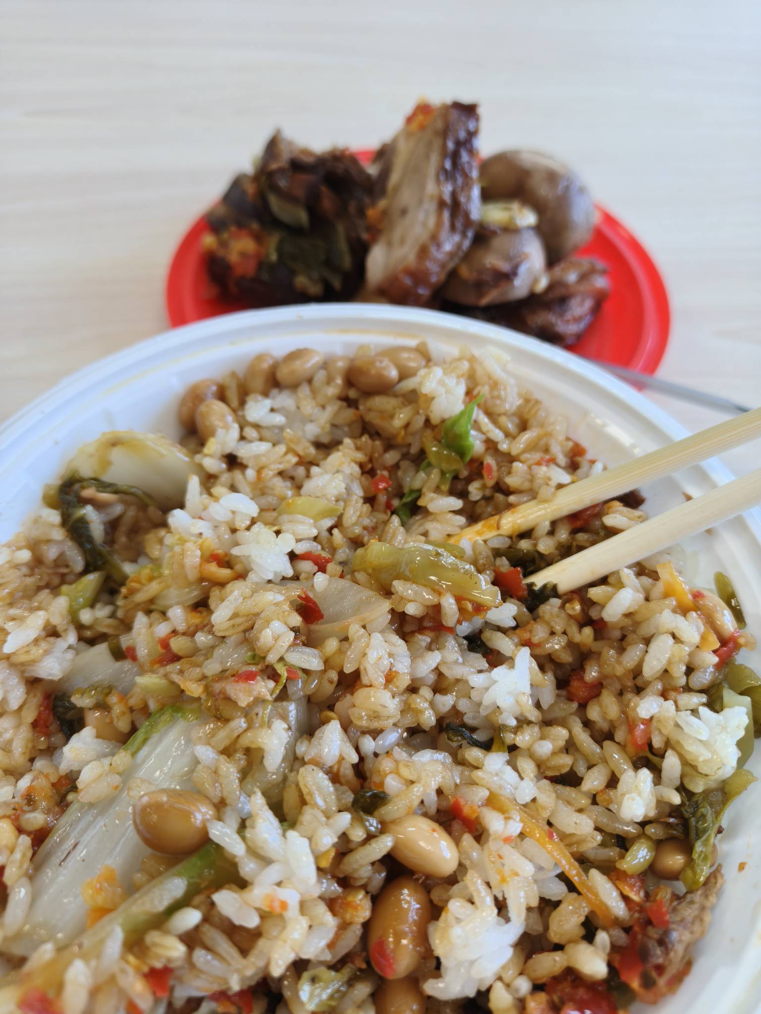 今天忘记抢免单了，只能吃个挂壁猪脚饭


15 / 作者:小程？。。 / 