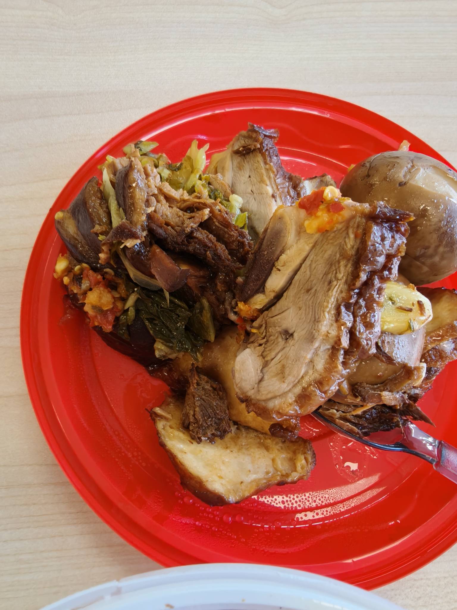 今天忘记抢免单了，只能吃个挂壁猪脚饭


89 / 作者:小程？。。 / 