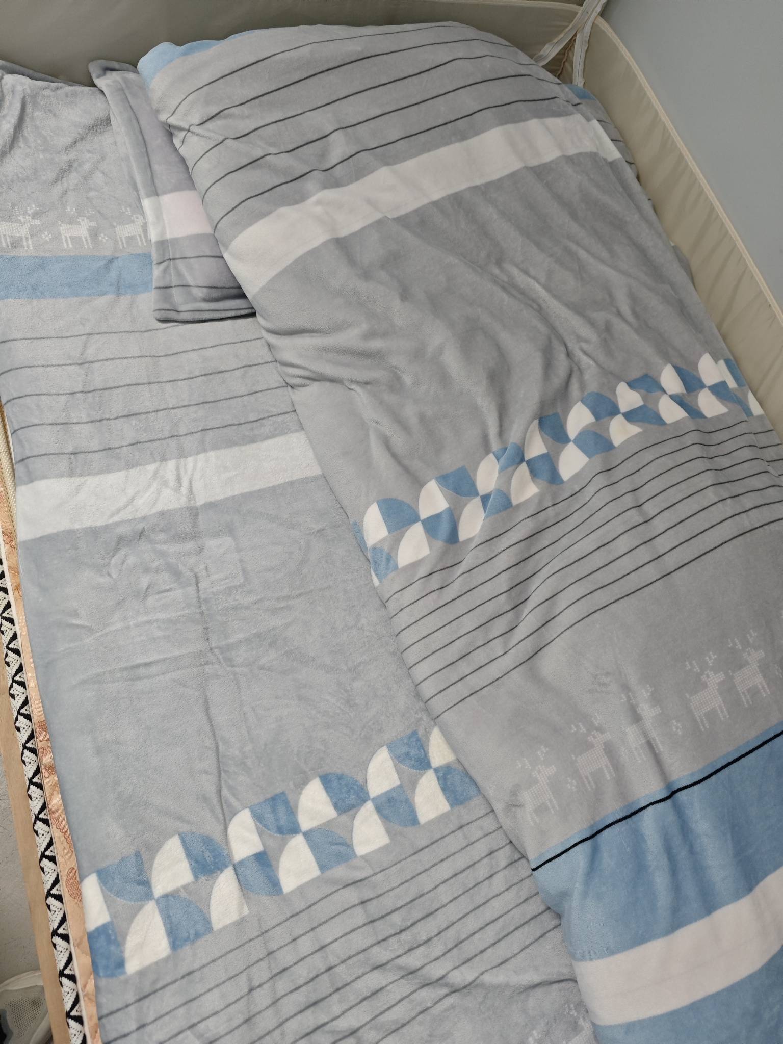 降温换成加绒的厚被子了

17 / 作者:泾县宣传员李倩 / 