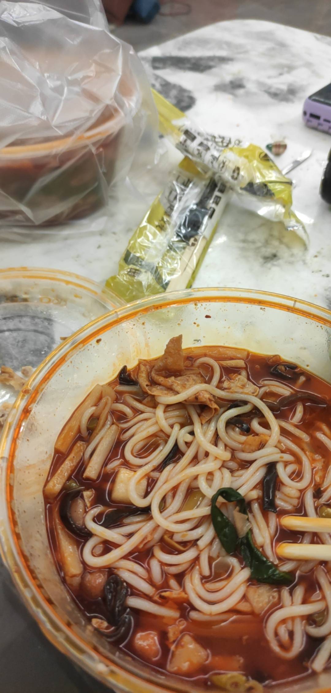 点了两个螺蛳粉，一个我的，一个是点给朋友的，发了图片给他，他在隔壁房，不来就浪费49 / 作者:卡农派大星 / 